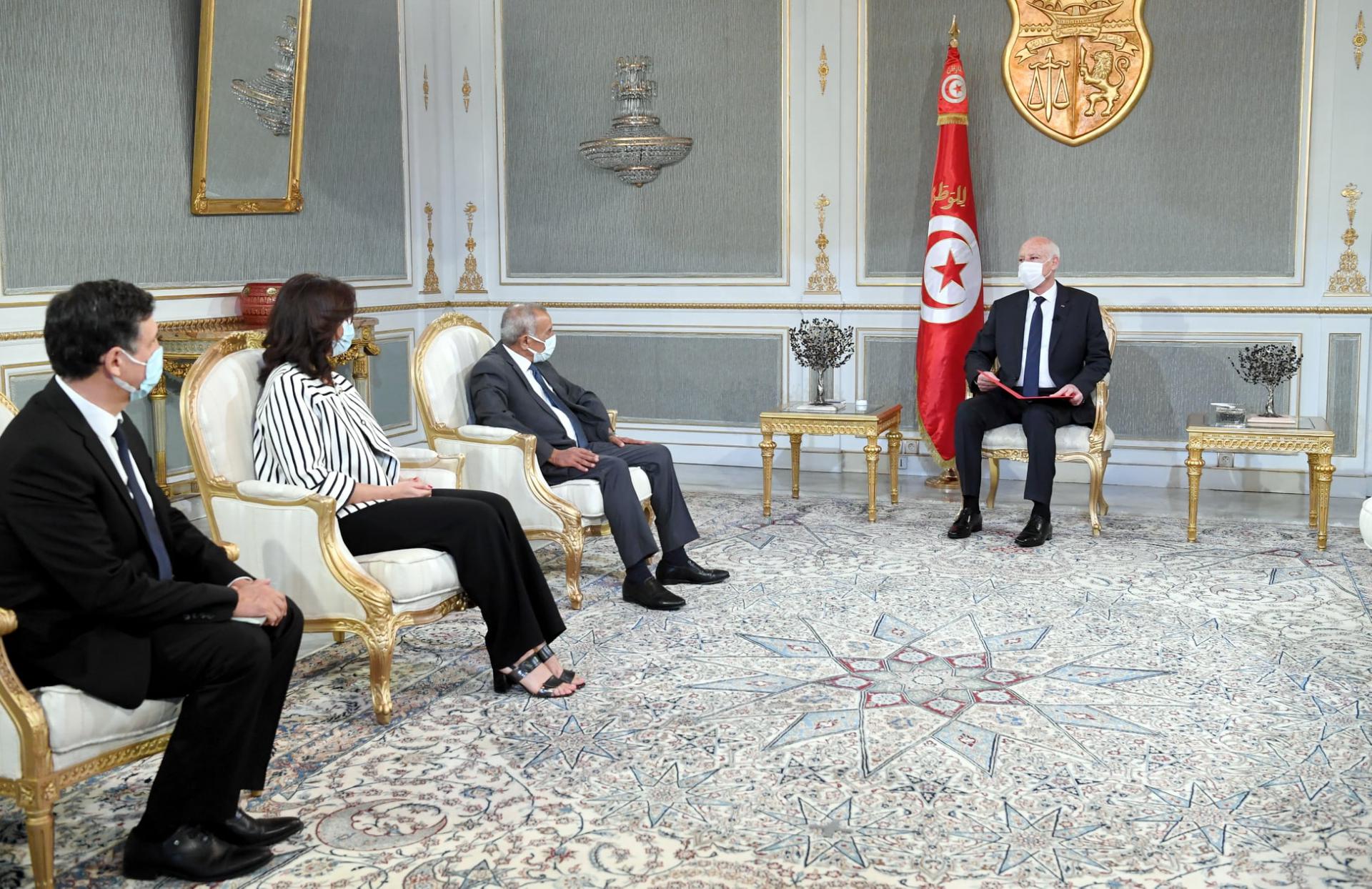 الرئيس التونسي يتحرك على أكثر من جبهة في حربه على الفساد