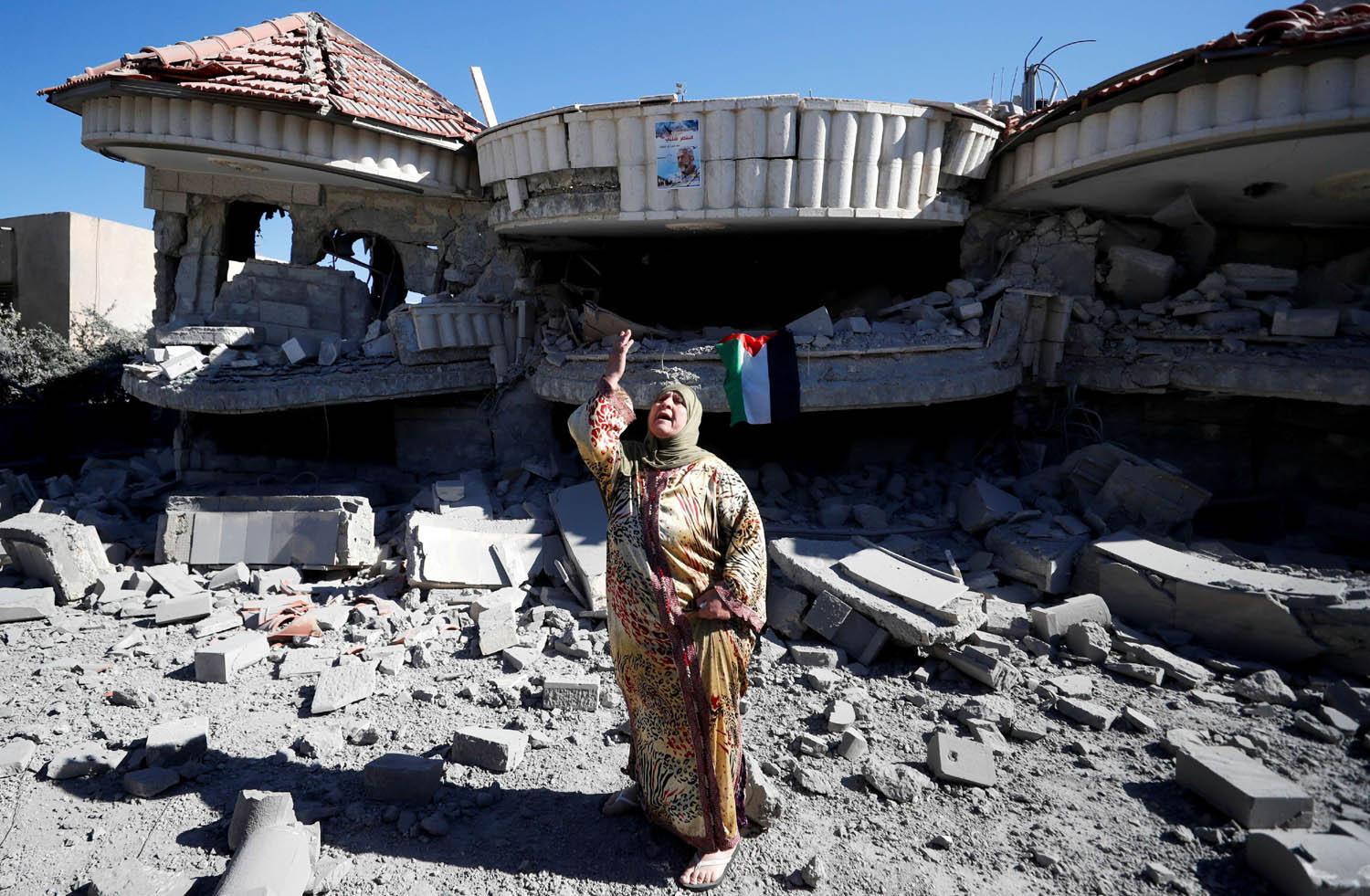 منزل احد الناشطين الفلسطينيين المسجونين بعد تدميره من قبل قوات الاحتلال الاسرائيلي