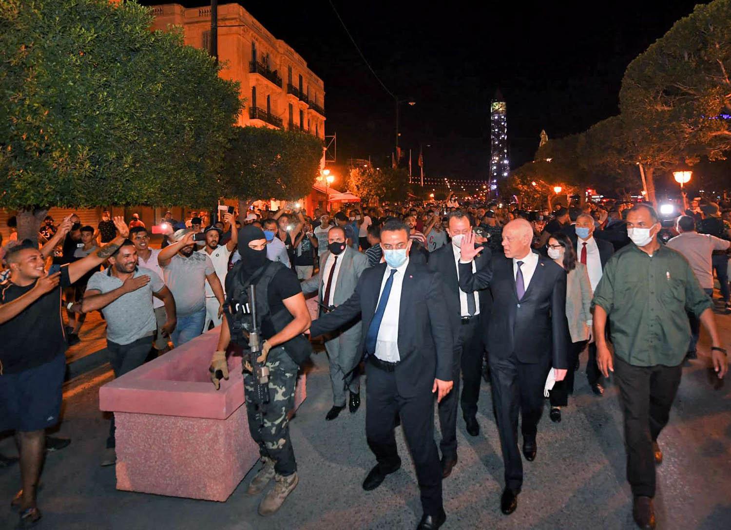 الرئيس التونسي قيس سعيد يتجول وسط العاصمة