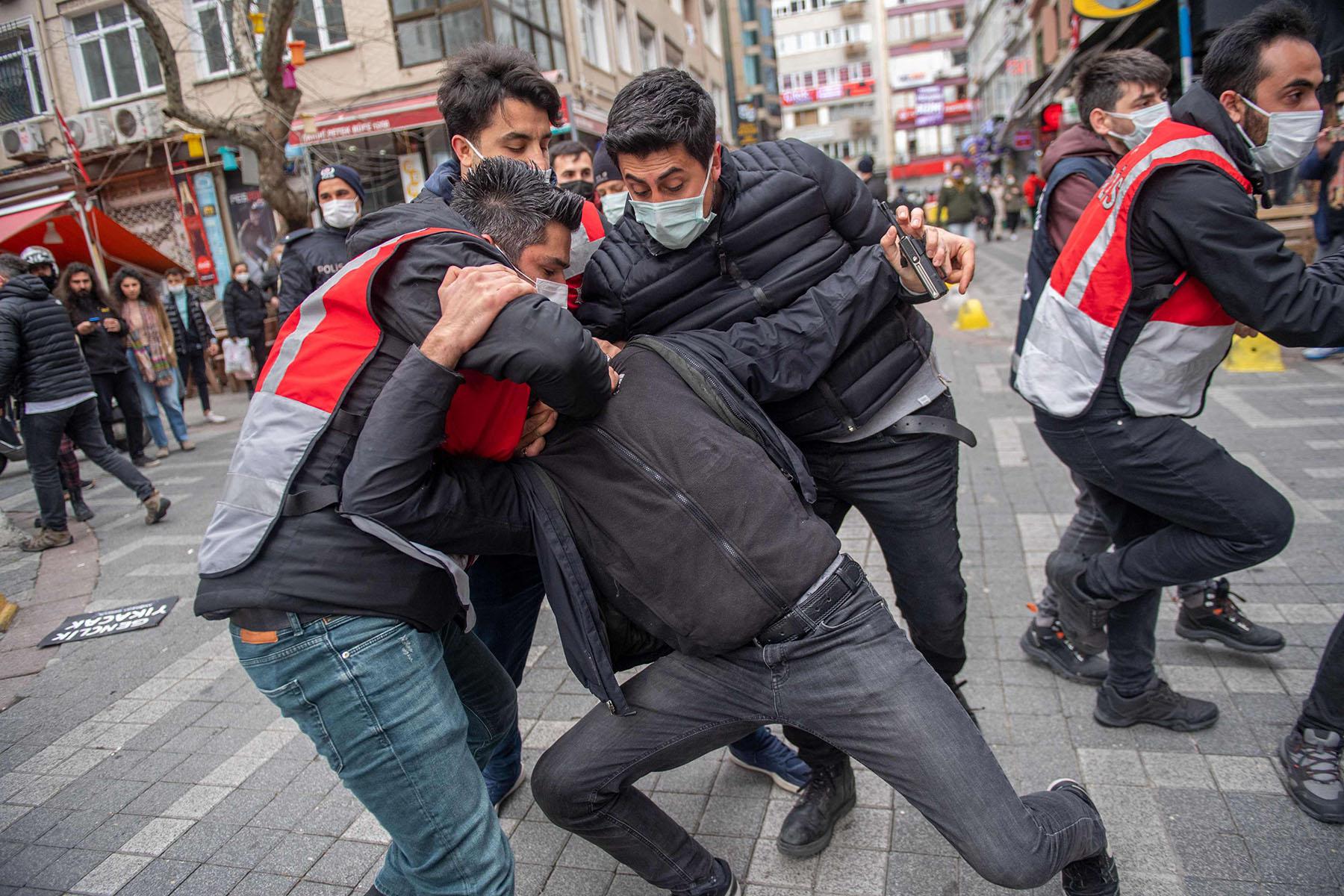 احد فصول قمع التظاهر في تركيا