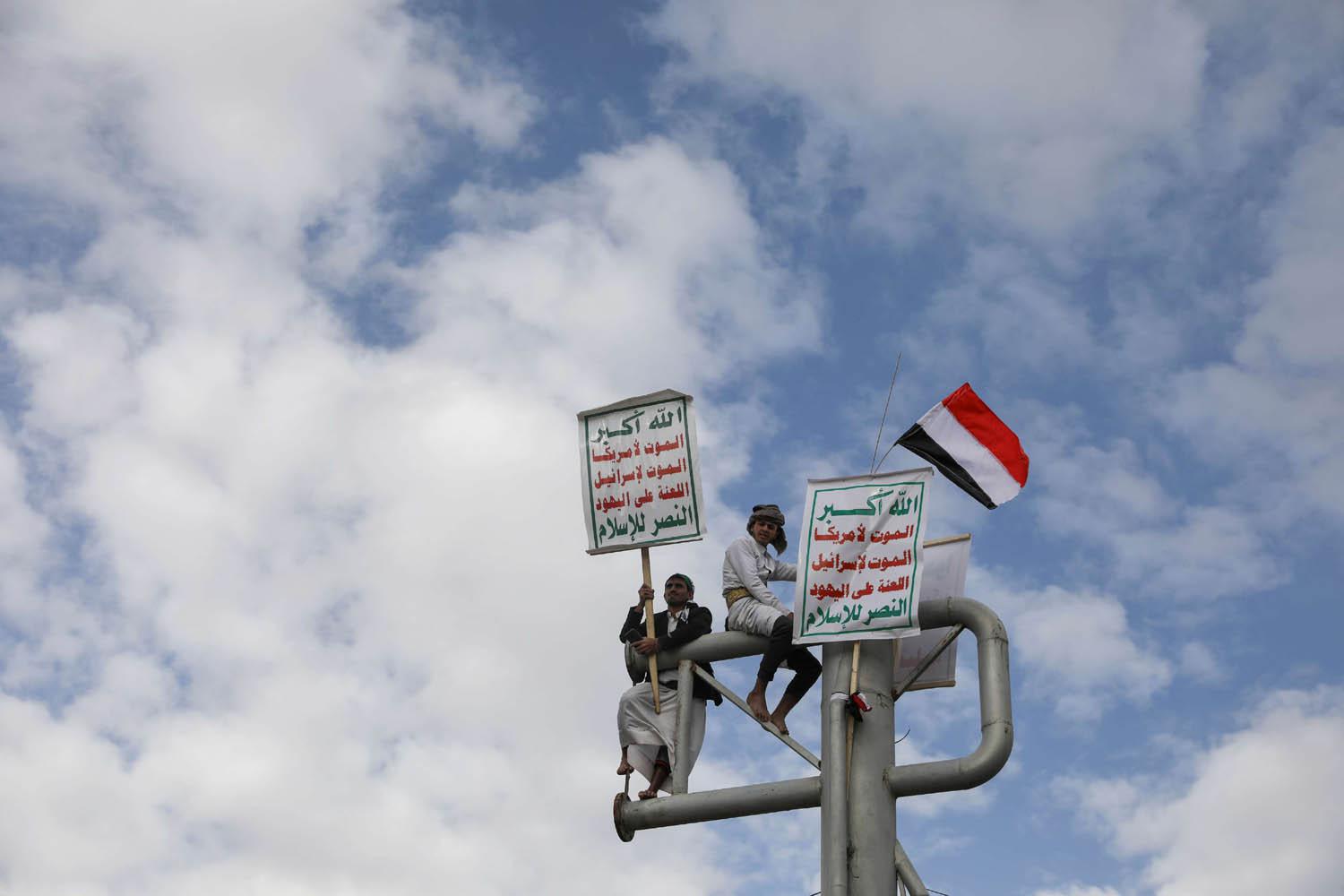 حوثيون يرفعون شعارات في صنعاء