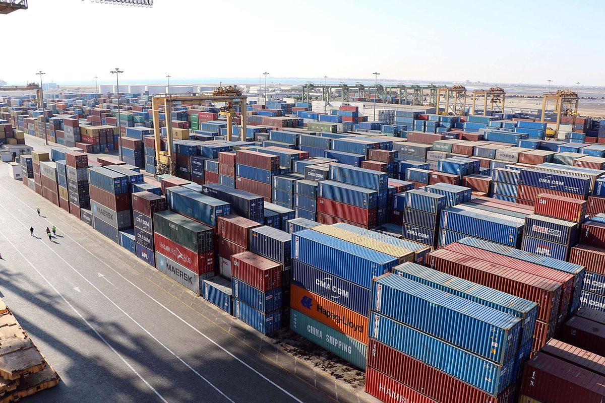  آلاف الحاويات من السلع الغذائية مكدسة منذ اسابيع في ميناء عدن