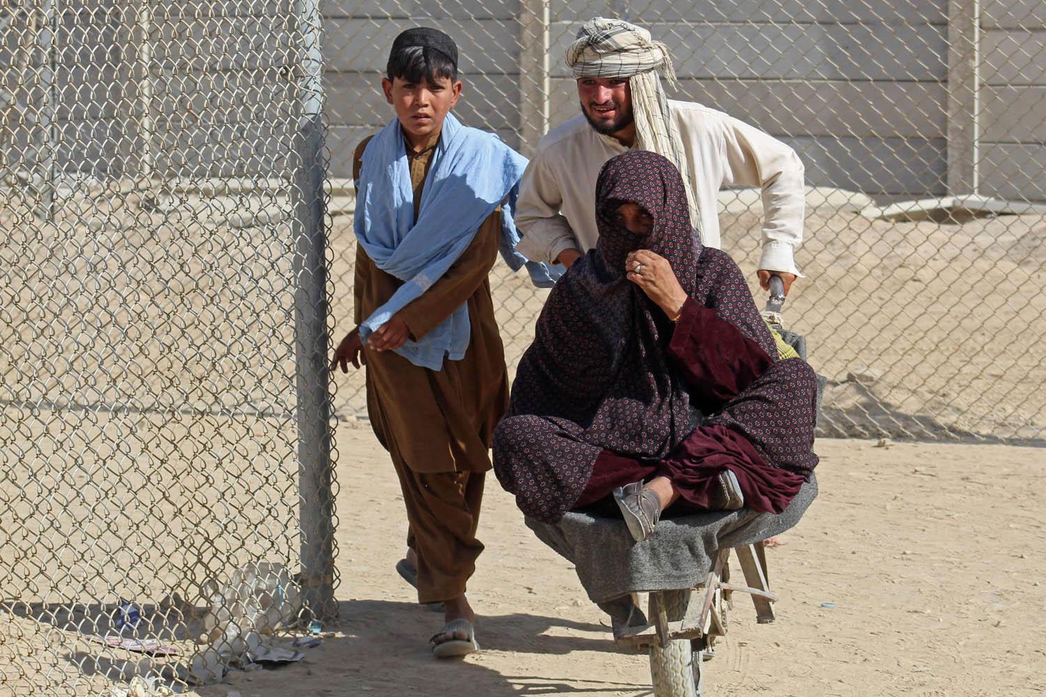 افغاني عربة تحمل زوجته يعبر نقطة الحدود مع باكستان