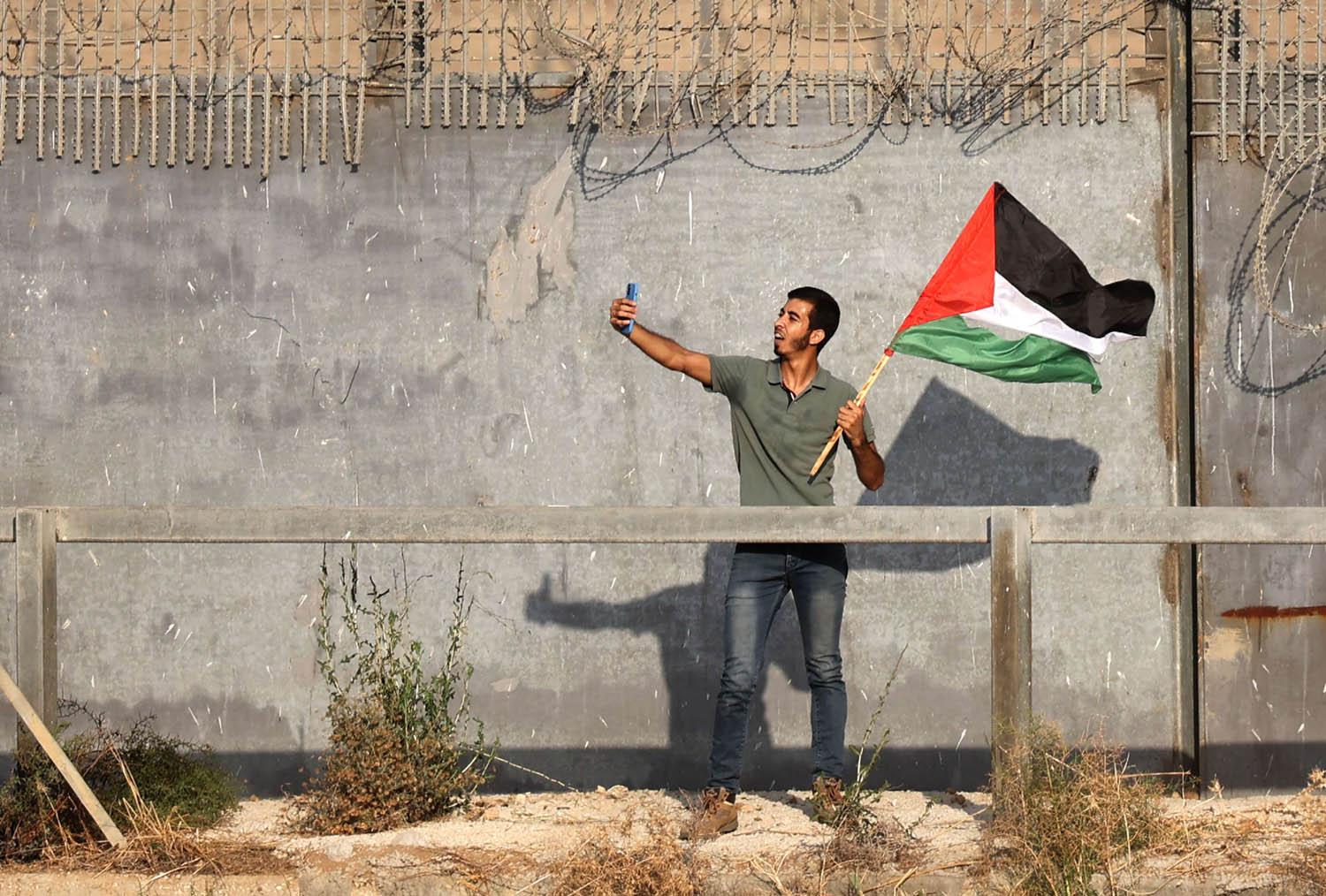 فلسطيني يلتقط صورة سيلفي
