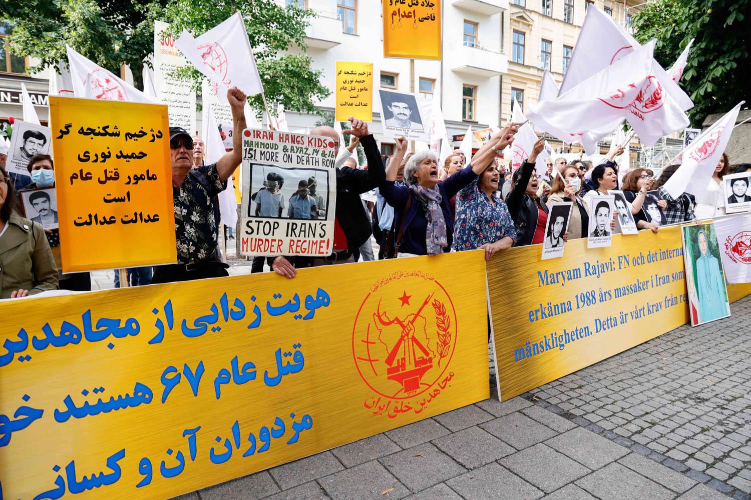 تظاهرة لمجاهدي خلق وذوي ضحايا مجزرة السجناء الايرانيين عام 1988 أمام مبنى المحكمة التي تنظر قضية حميد نوري في السويد