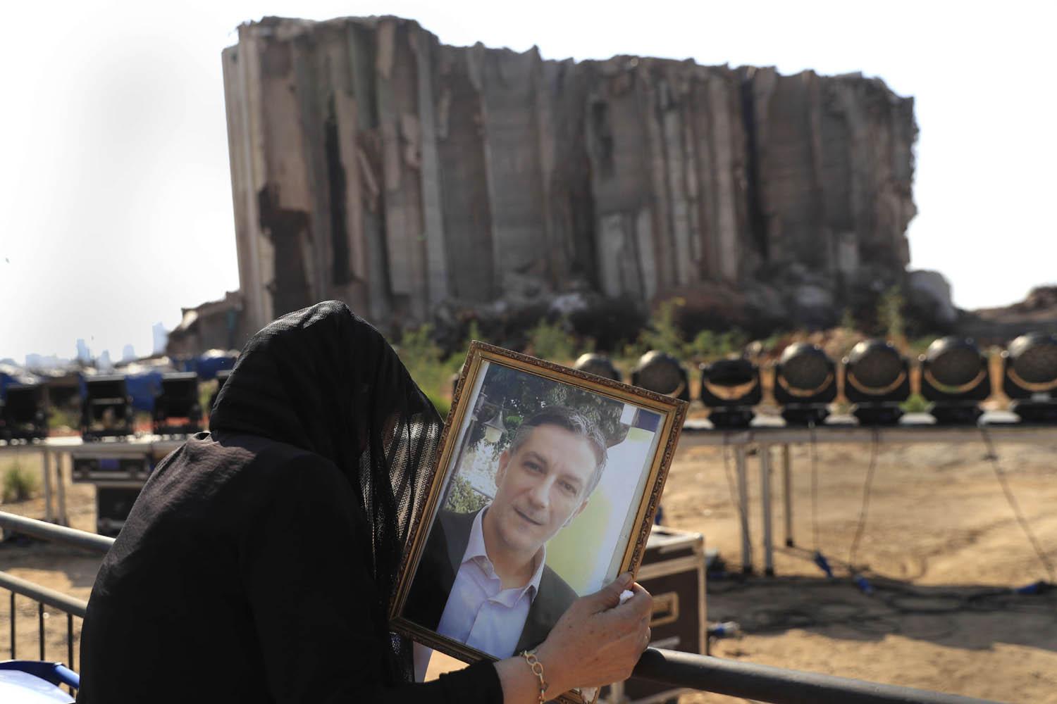 أم لبنانية تضع صورة ابنها الذي قتل في تفجير المرفأ في بيروت