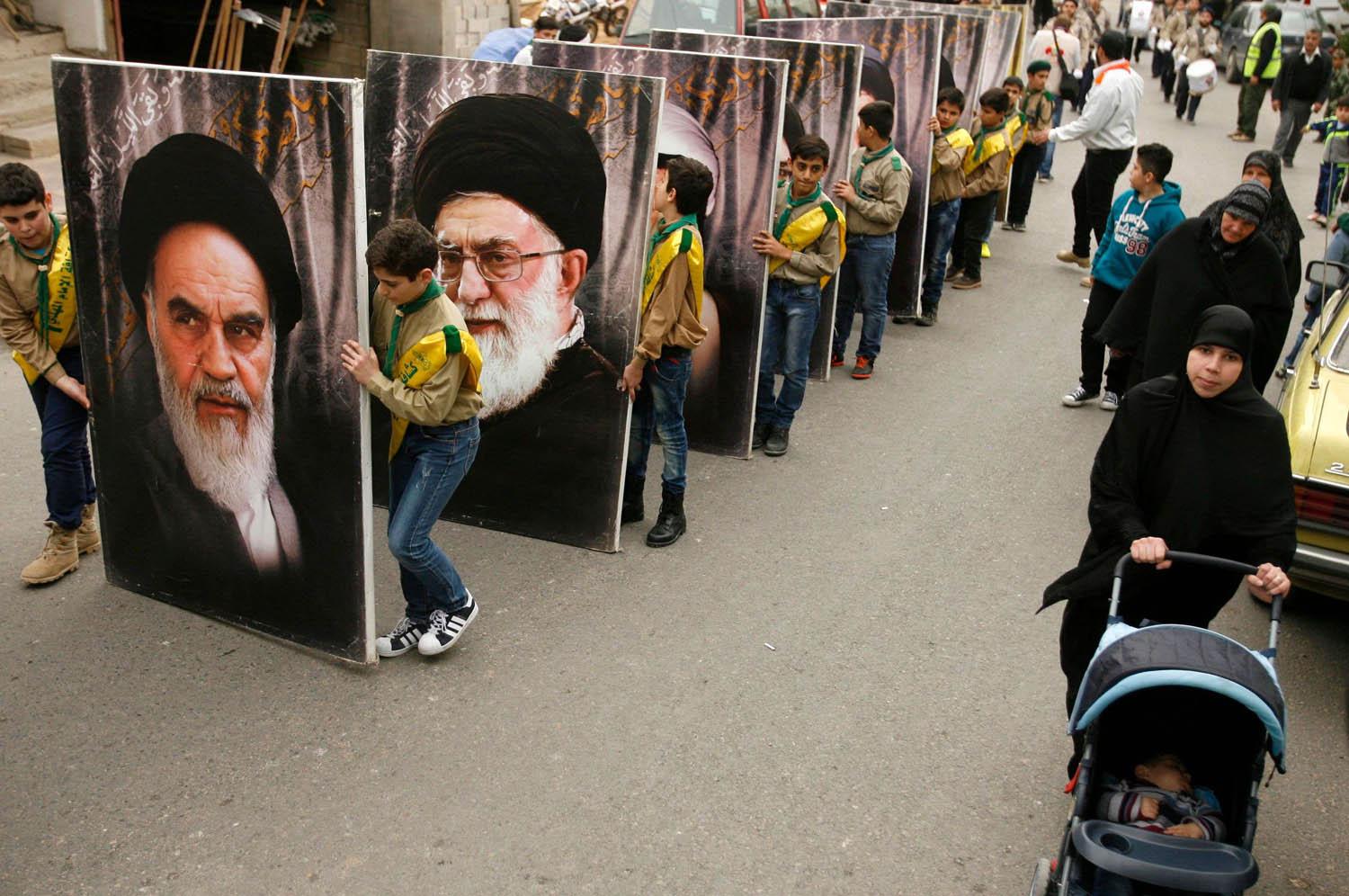 مسيرة لحزب الله في لبنان ترفع صورا لقادة ايرانيين