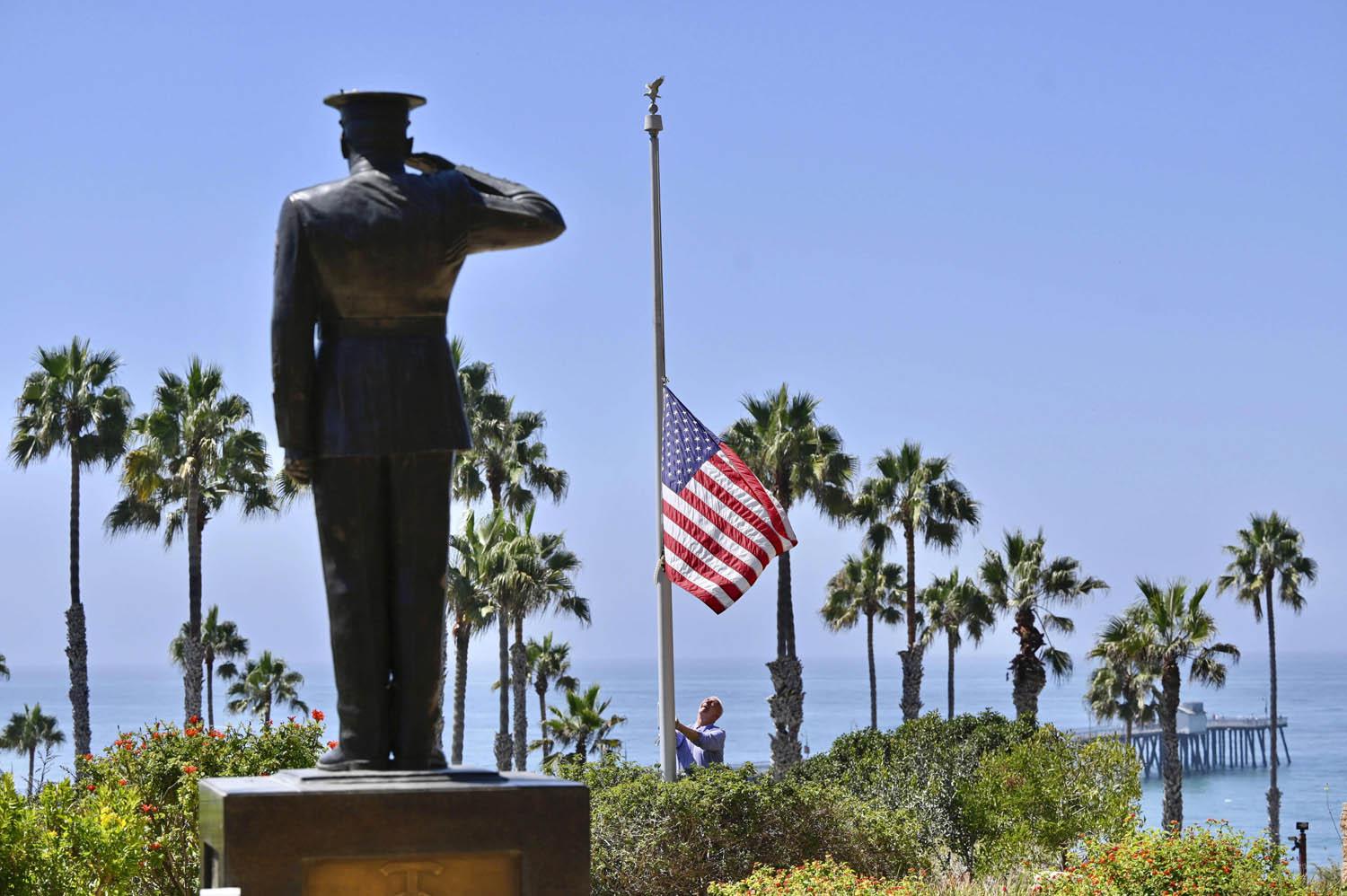 تنكيس علم الولايات المتحدة في كاليفورنيا حزنا على ضحايا هجمات مطار كابول