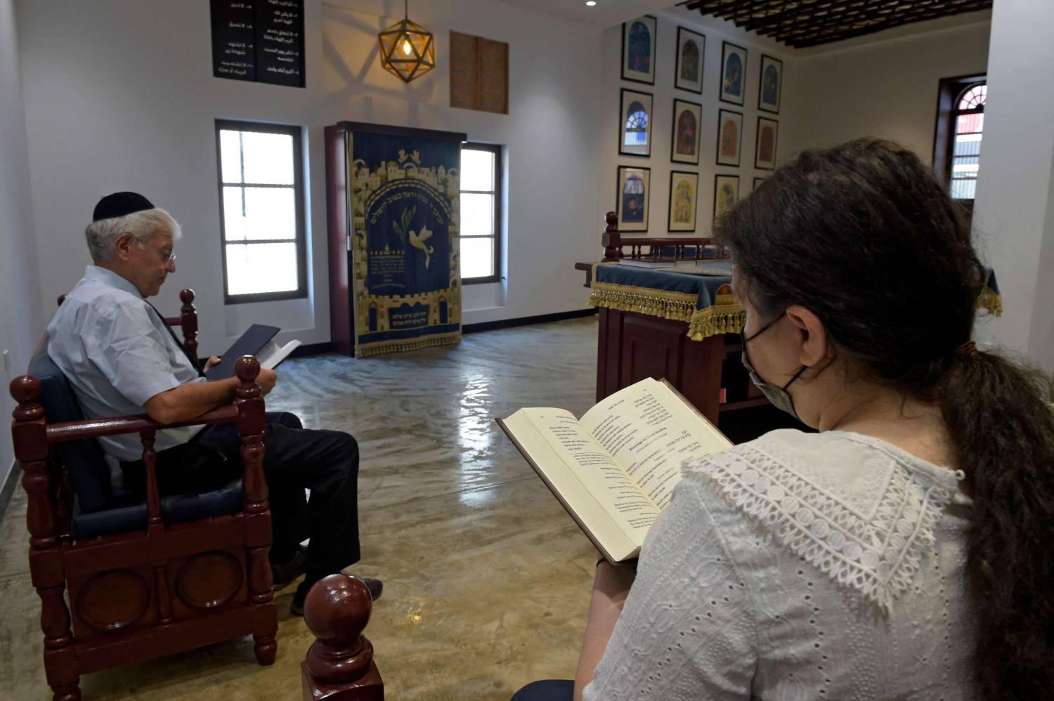 يهود البحرين يؤدون صلواتهم علنا في الكنيس القديم