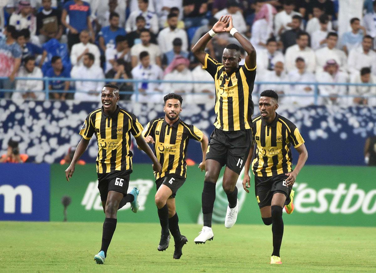 لاعبو الاتحاد يحتفلون بعد تسجيل هدف في شباك الهلال في ربع النهائي القاري 