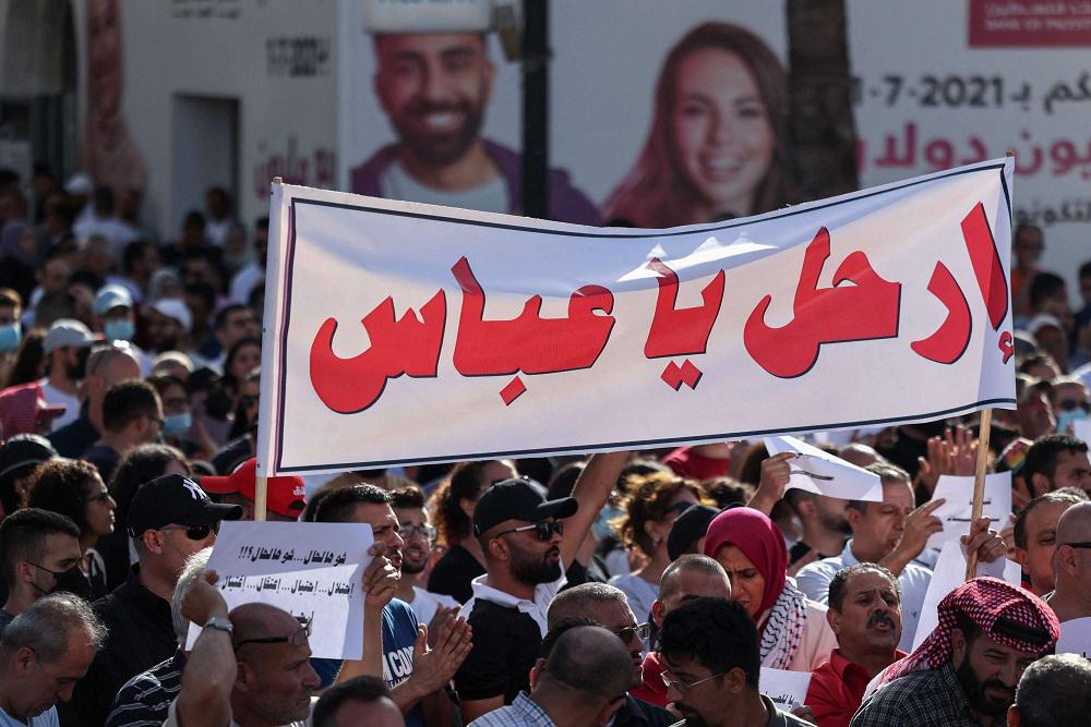 شعبية عباس بدأت بالتراجع بشكل لافت منذ مقتل ناشط سياسي معارض تحت التعذيب