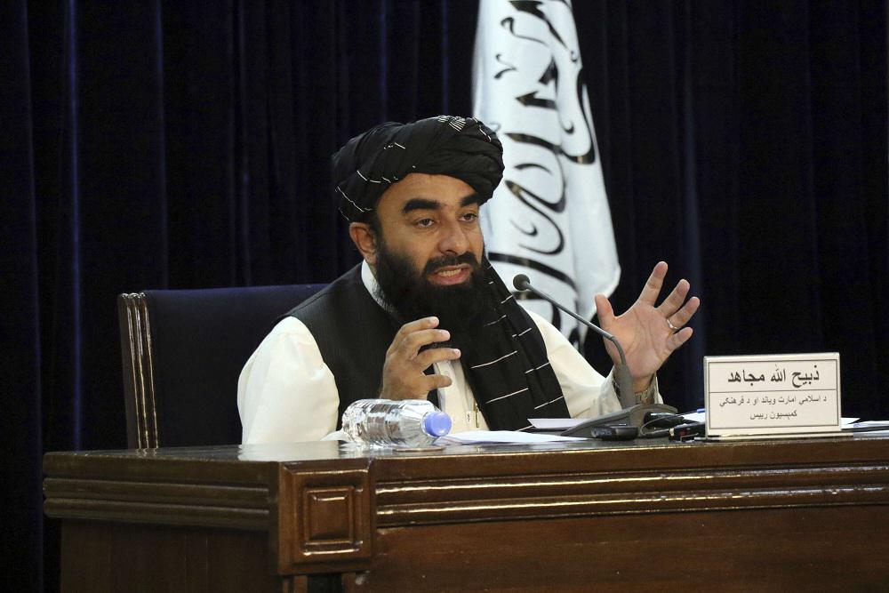 ذبيح الله مجاهد المتحدث باسم طالبان يعلن عن الفريق الحكومي للحركة الأفغانية المتشددة