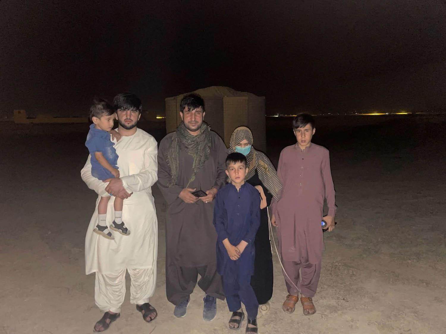 عائلة افغانية ممن تم اجلائهم من افغانستان
