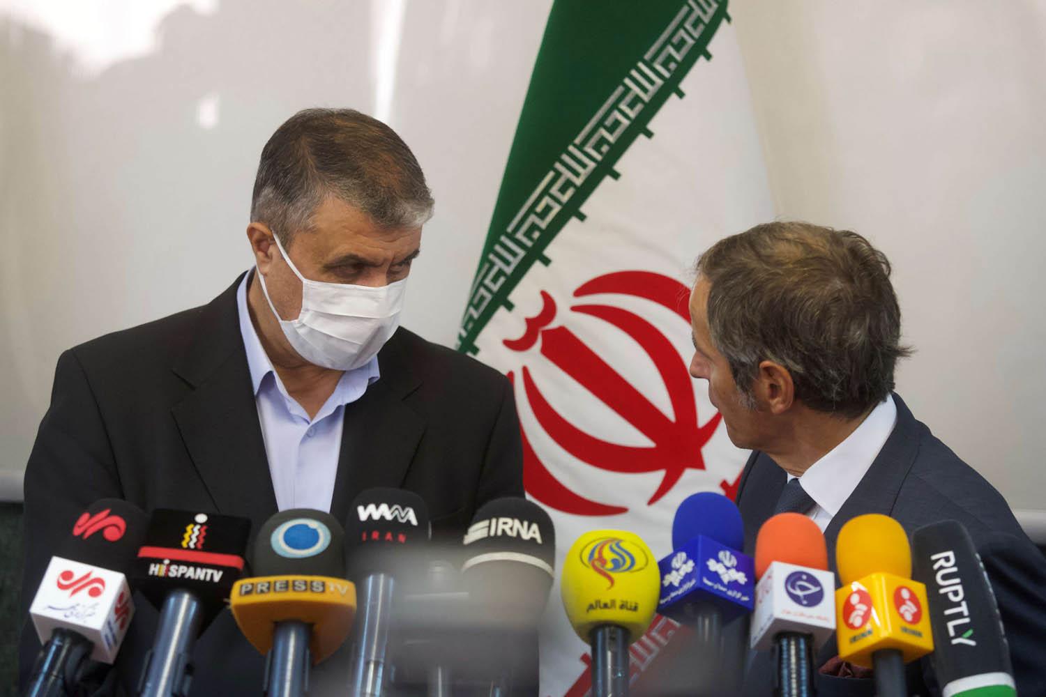 مدير عام الوكالة الدولية للطاقة الذرية رافائيل غروزي ومحمد اسلامي رئيس هيئة الطاقة الذرية الإيرانية في مؤتمر صحفي في طهران