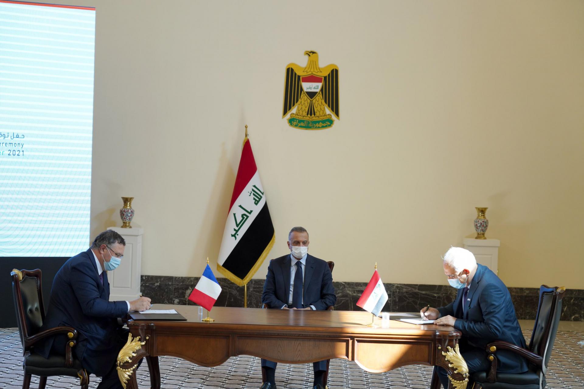 مراسم توقيع أضخم عقد في قطاع النفط بين توتال الفرنسية والعراق بحضور رئيس الوزراء مصطفى الكاظمي