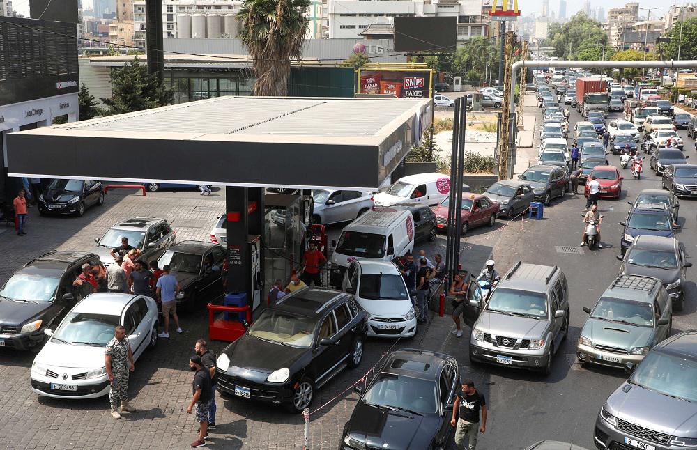 لبنان يعاني شحا في الوقود منذ اشهر بلغ ذروته في الفترة الأخيرة قبل تدفق شحنات من إيران