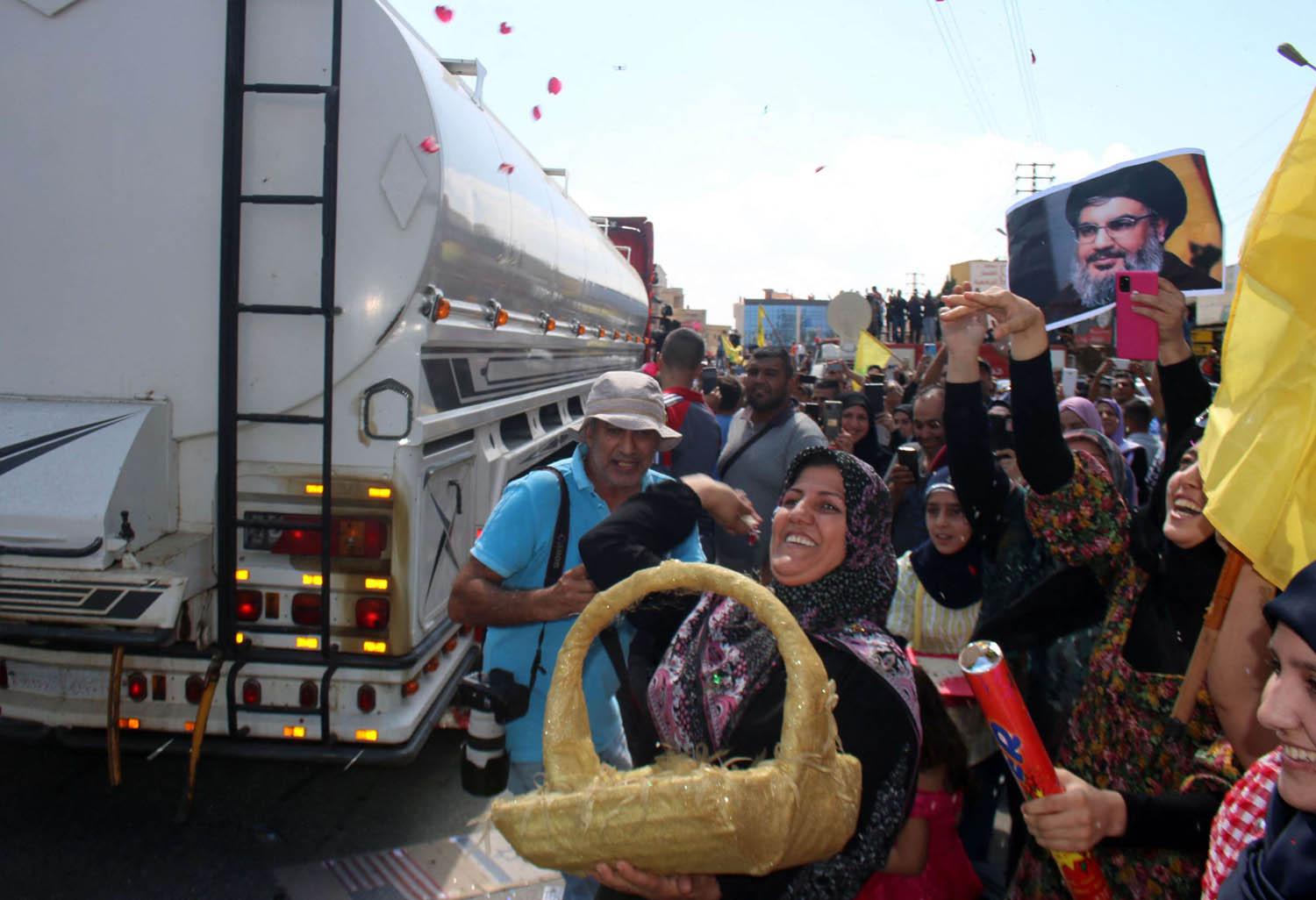 لبنانيون موالون لحزب الله يحتفلون بوصول المازوت الايراني