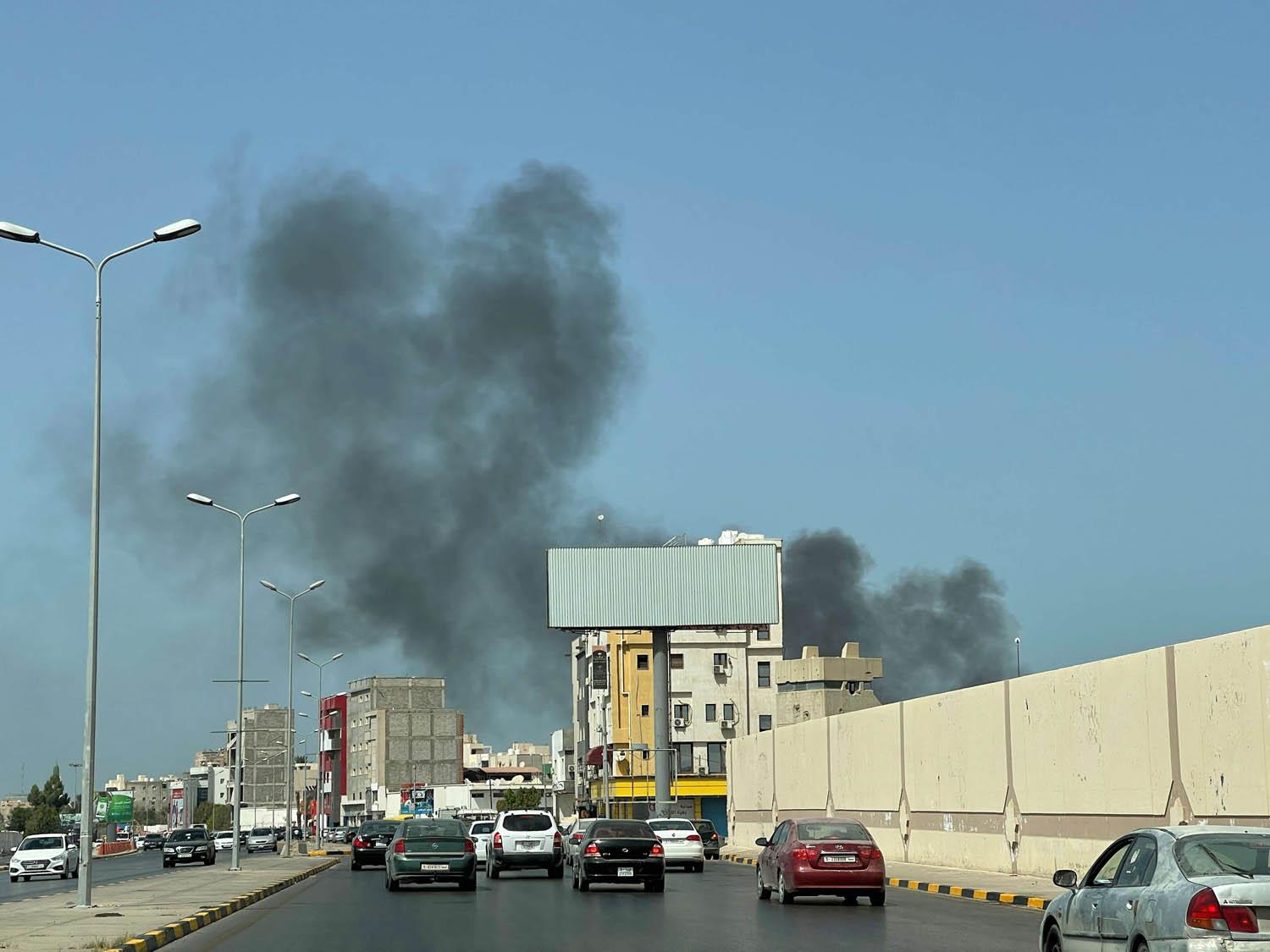 دخان من اشتباكات بين كتائب متصارعة في طرابلس