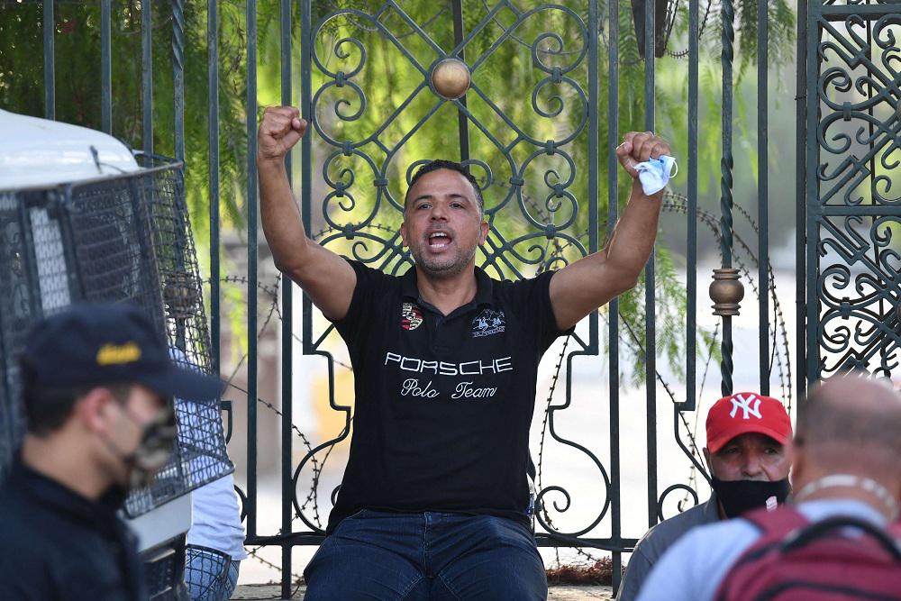 سيف الدين مخلوف في احتجاج أمام البرلمان بعد يوم من قرارات الرئيس التونسي الاستثنائية