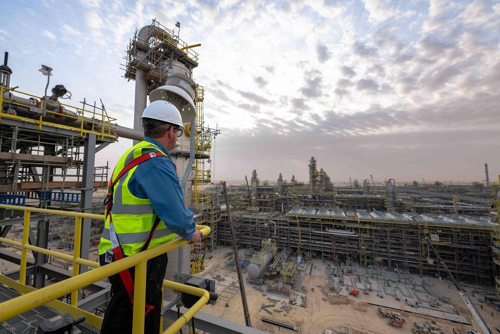 زيادة انتاج النفط وارتفاع أسعاره ساعدت في خفض عجز الموازنة السعودية