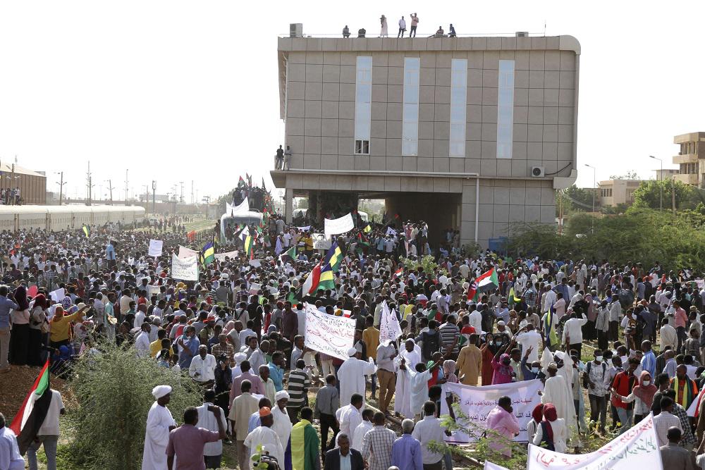 مشهد الاحتجاج يعيد للأذهان احتجاجات ضد حكم العسكر بعد الإطاحة بالبشير