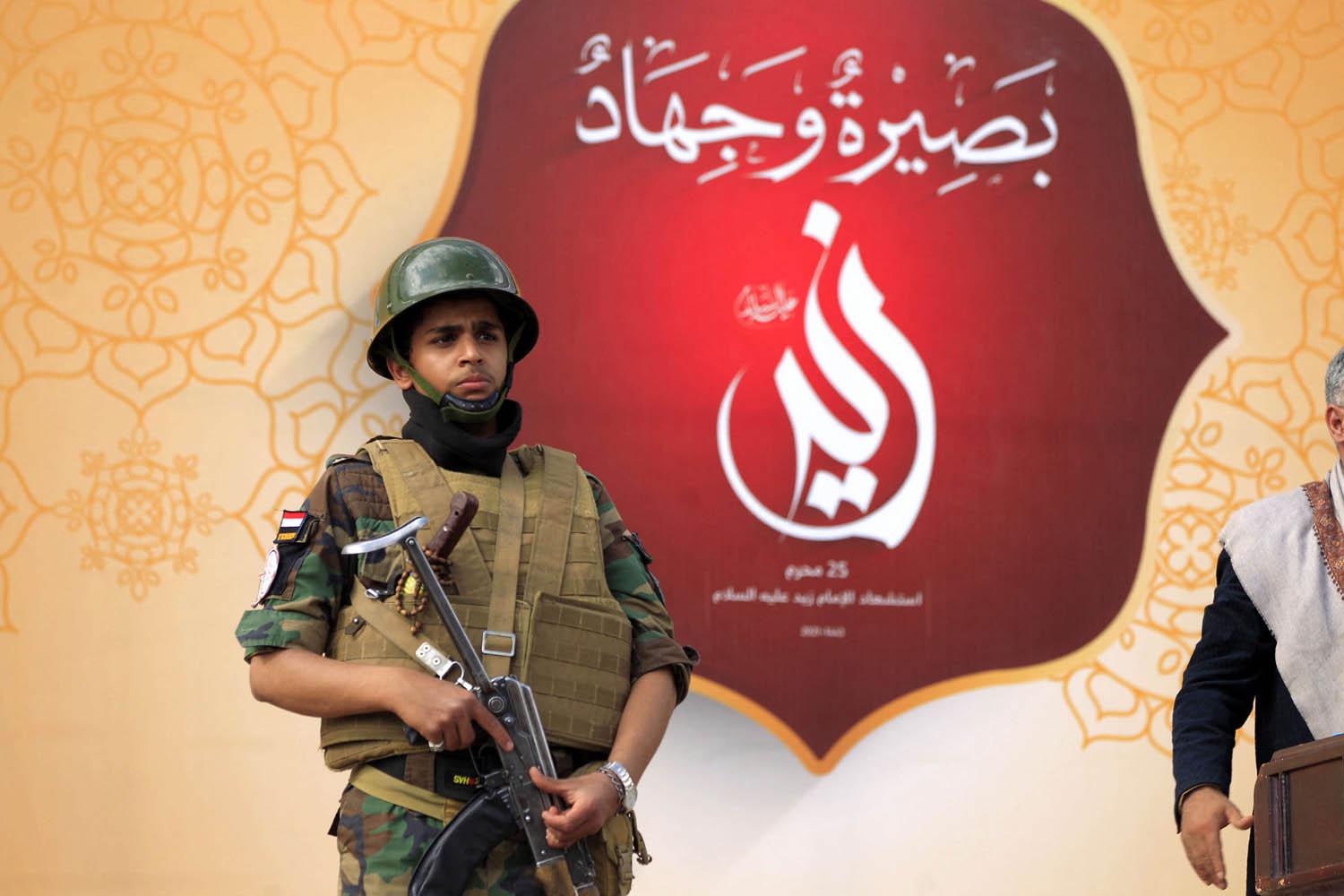 مسلح حوثي يحرس تجمعا في صنعاء