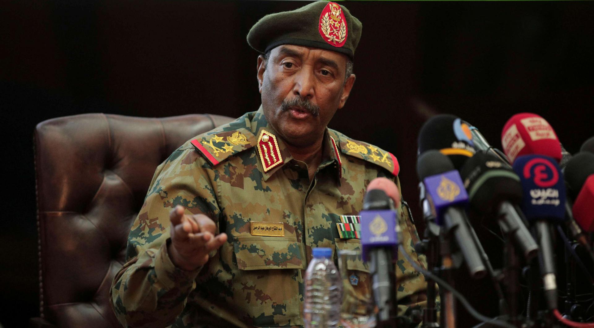 البرهان "يطمئن" السودانيين عن وضع حمدوك معلنا عودته قريبا لمنزله