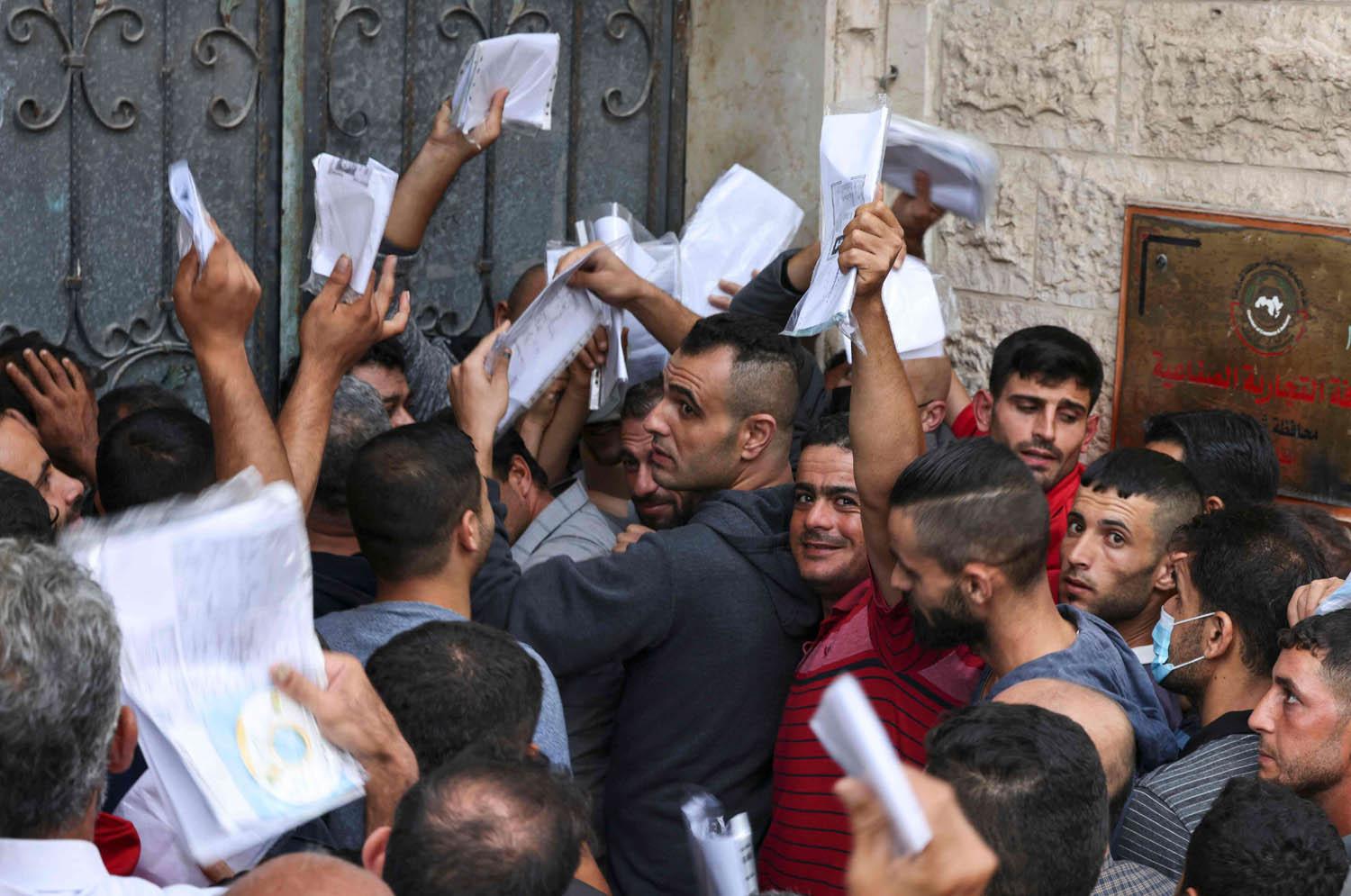 فلسطينيون من غزة يتزاحمون على تقديم طلبات للعمل في إسرائيل