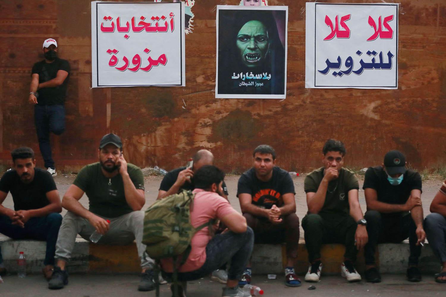 مقاتلون من الحشد الشعبي يتجمعون للتظاهر ضد نتائج الانتخابات العراقية