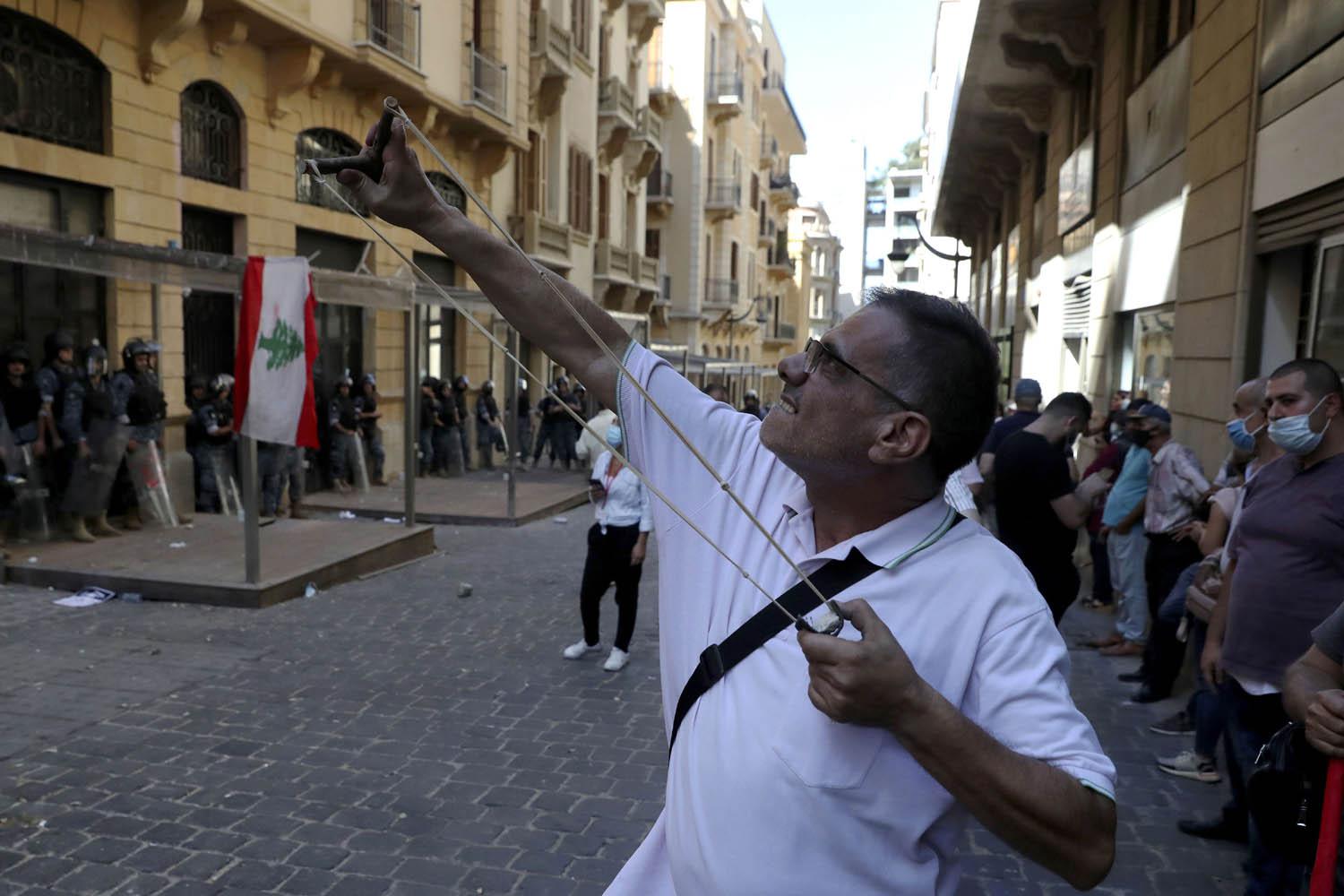 محتج لبناني وسط بيروت