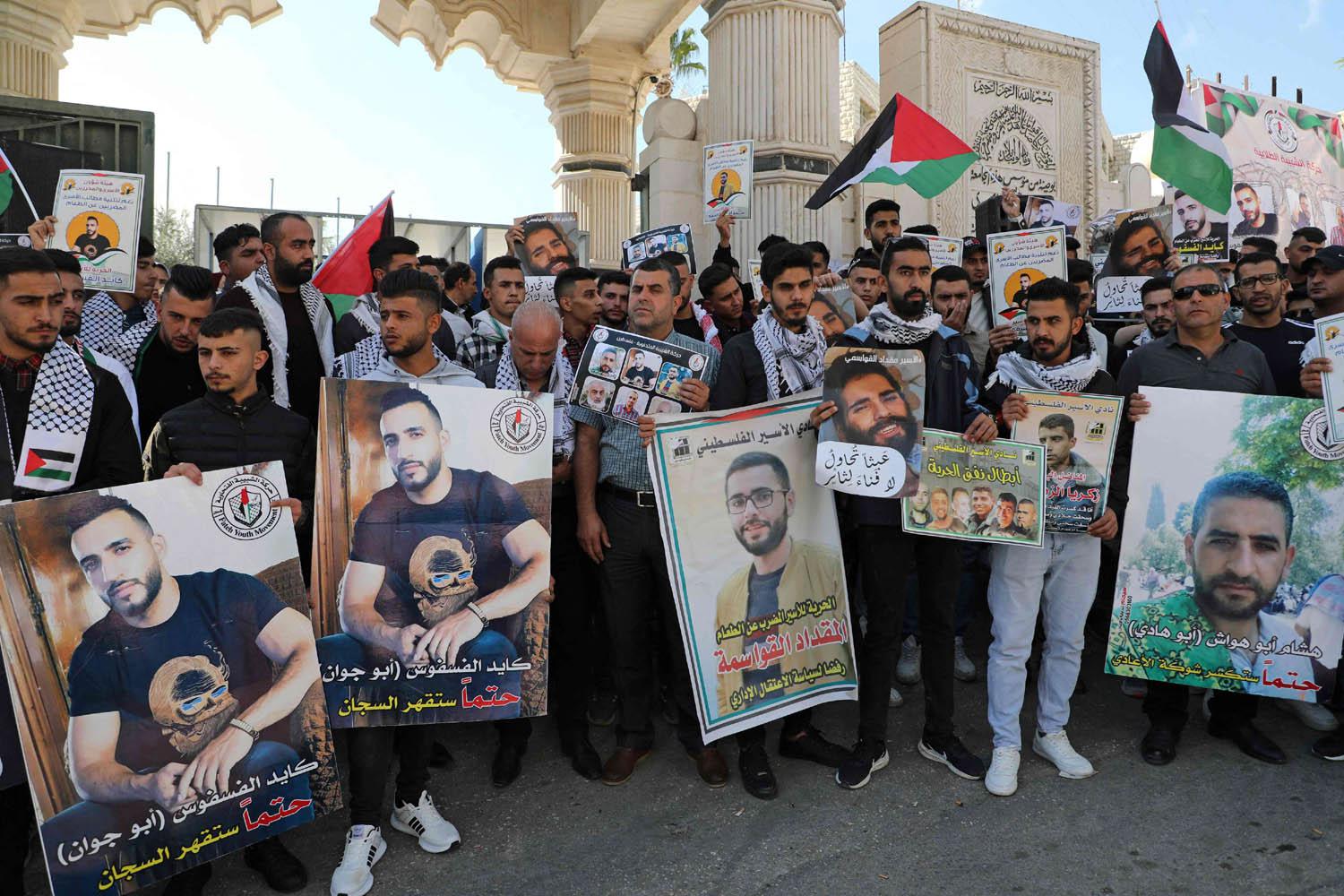 فلسطينيون يتظاهرون في الخليل تضامنا مع الأسرى