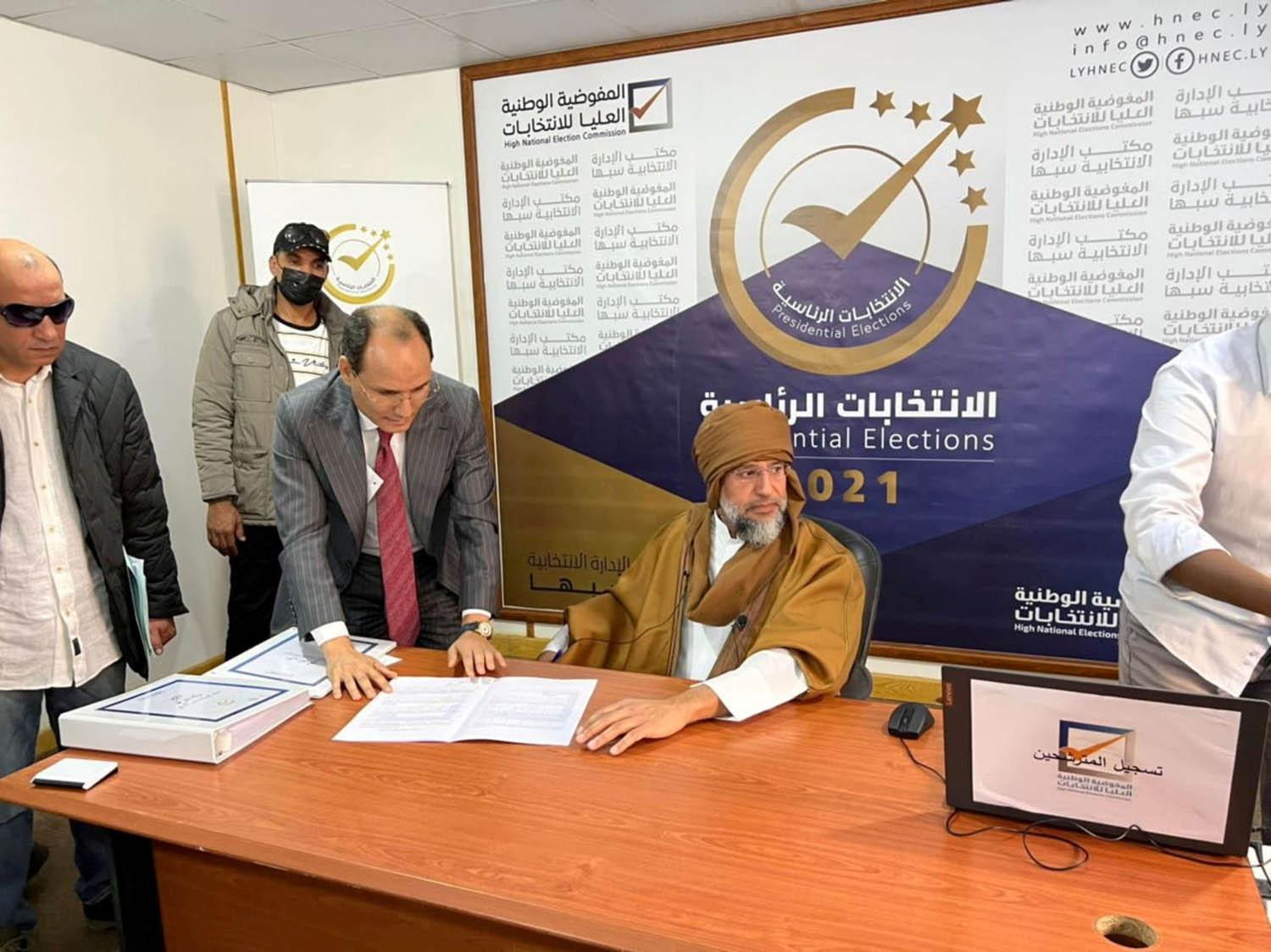 سيف الإسلام القذافي يقدم أوراق ترشيحه للرئاسيات الليبية