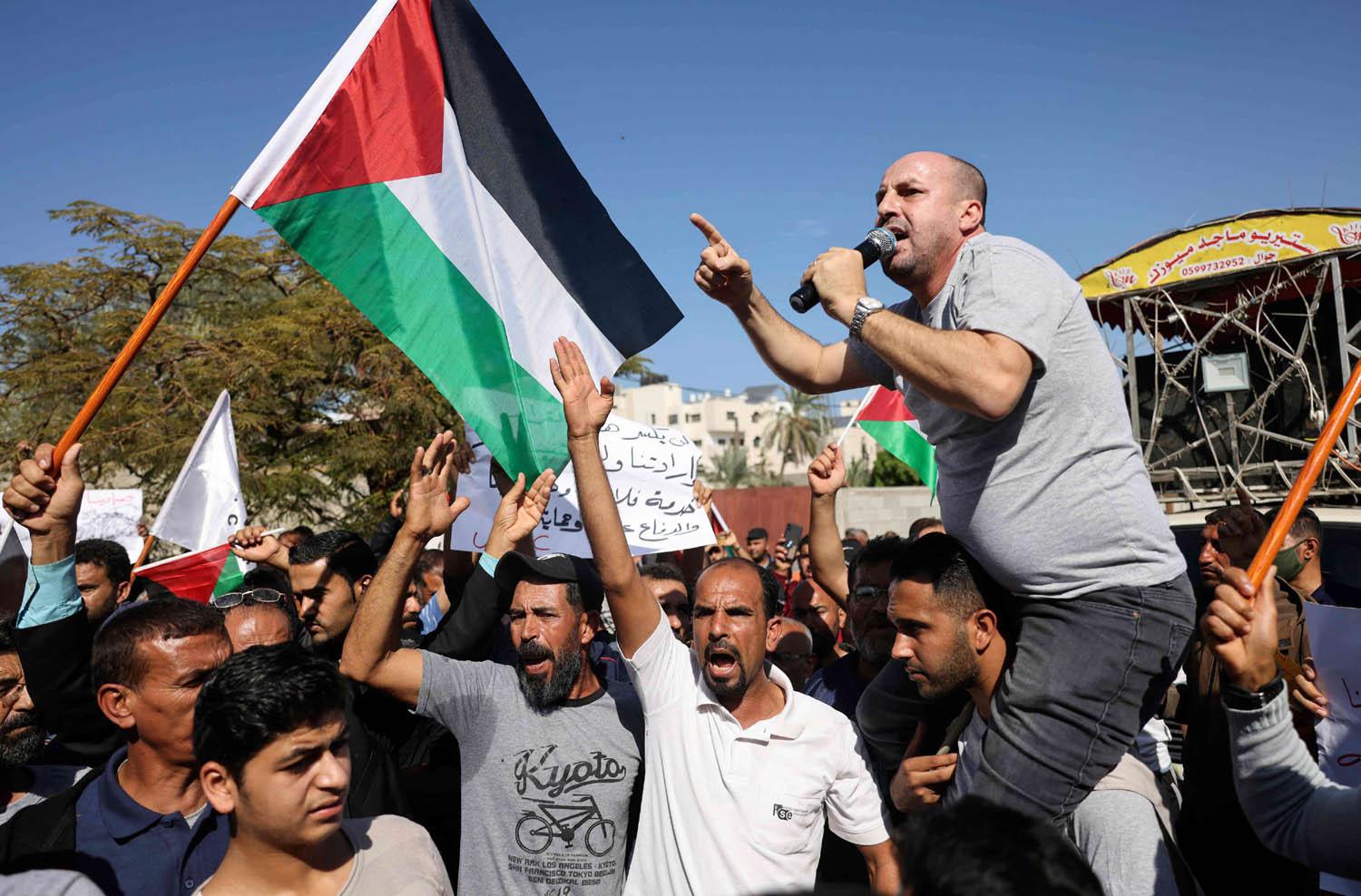 فلسطينيون يتظاهرون احتجاجا على تصنيف منظمات خيرية كإرهابية