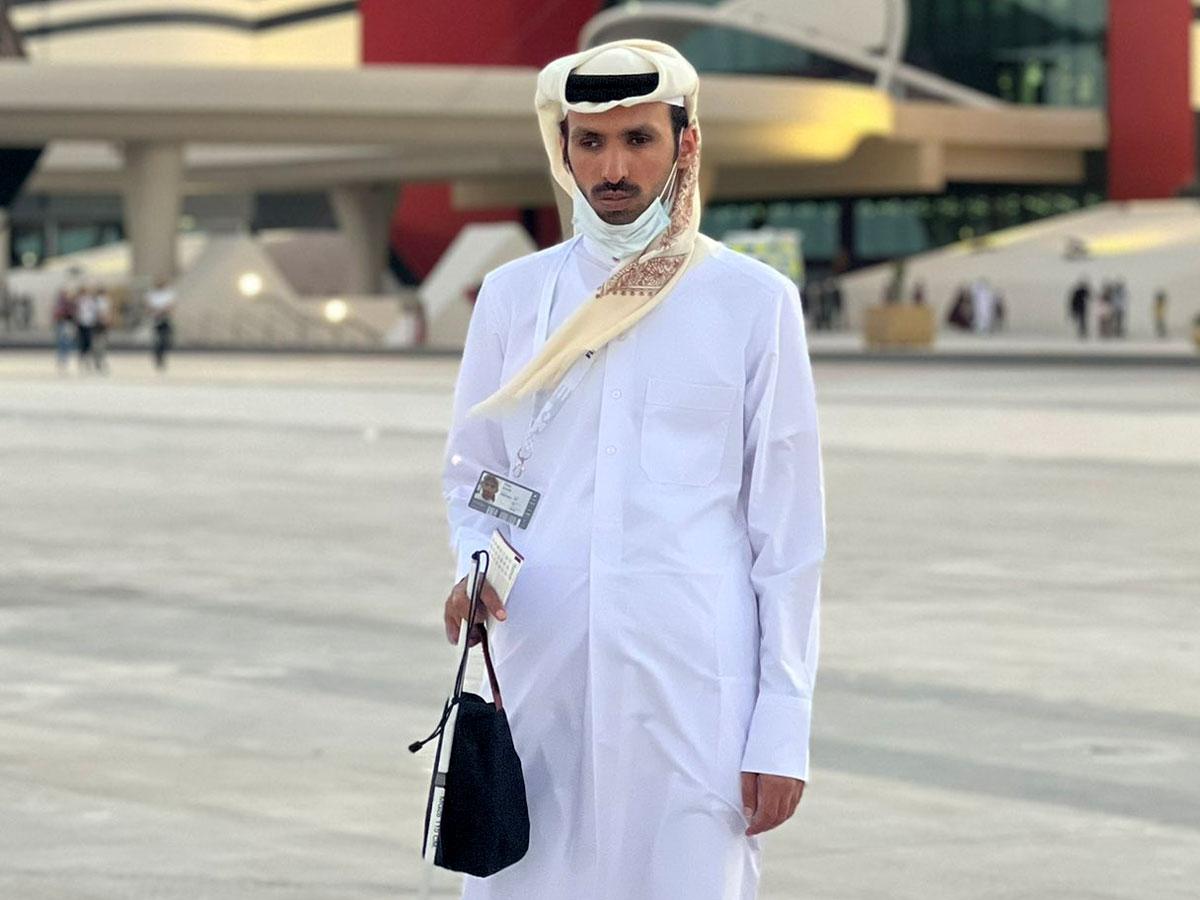 المشجعون المكفوفون يستمعون لأدق تفاصيل المباريات