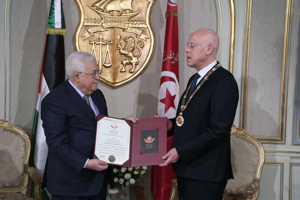 الرئيس التونسي قيس سعيد يستقبل نظيره الفلسطيني محمود عباس