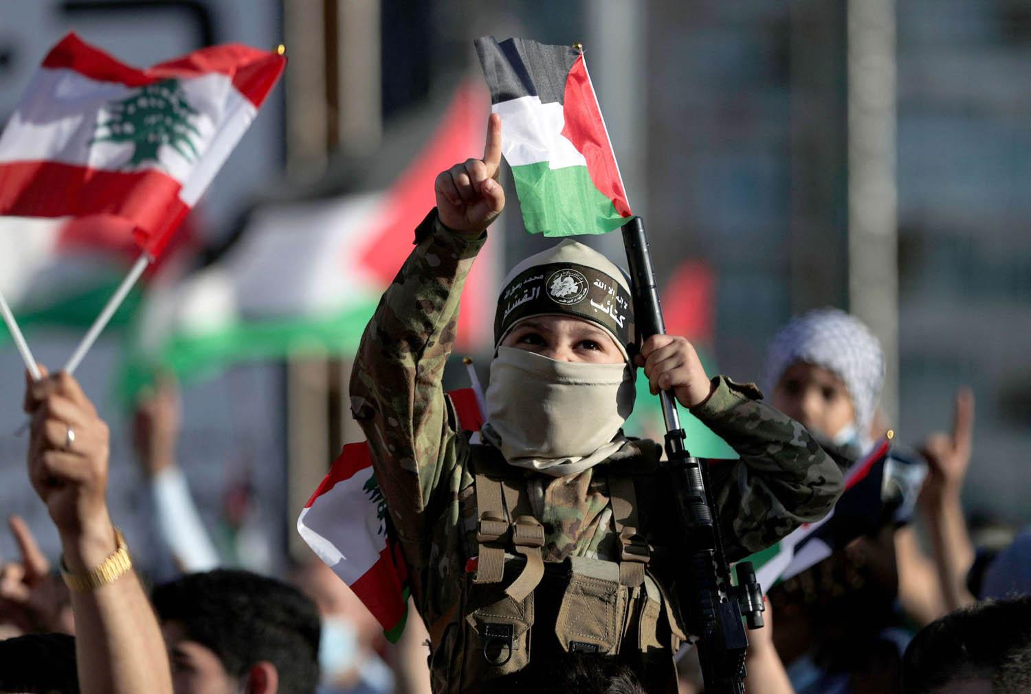 طفل فلسطيني في تظاهرة لتأييد حماس في بيروت