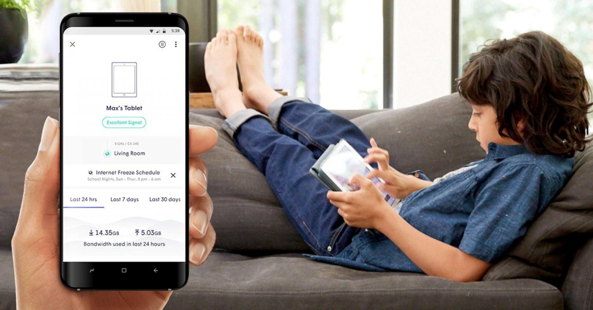 طفل يتصفح الانرنت