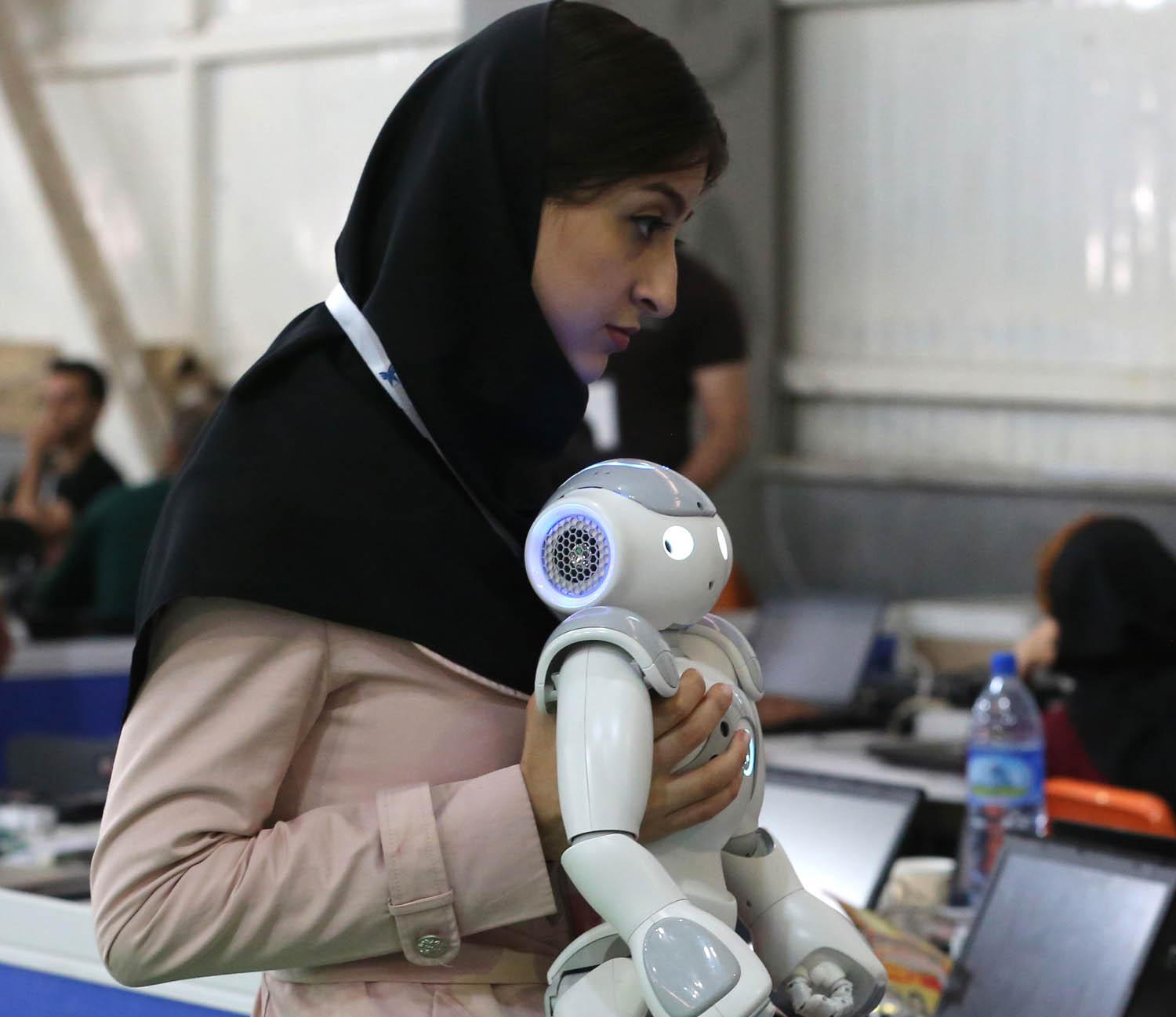 باحثة إيرانية من جامعة قزوين الإسلامية تستعد للمشاركة في سباق سنوي للروبوتات
