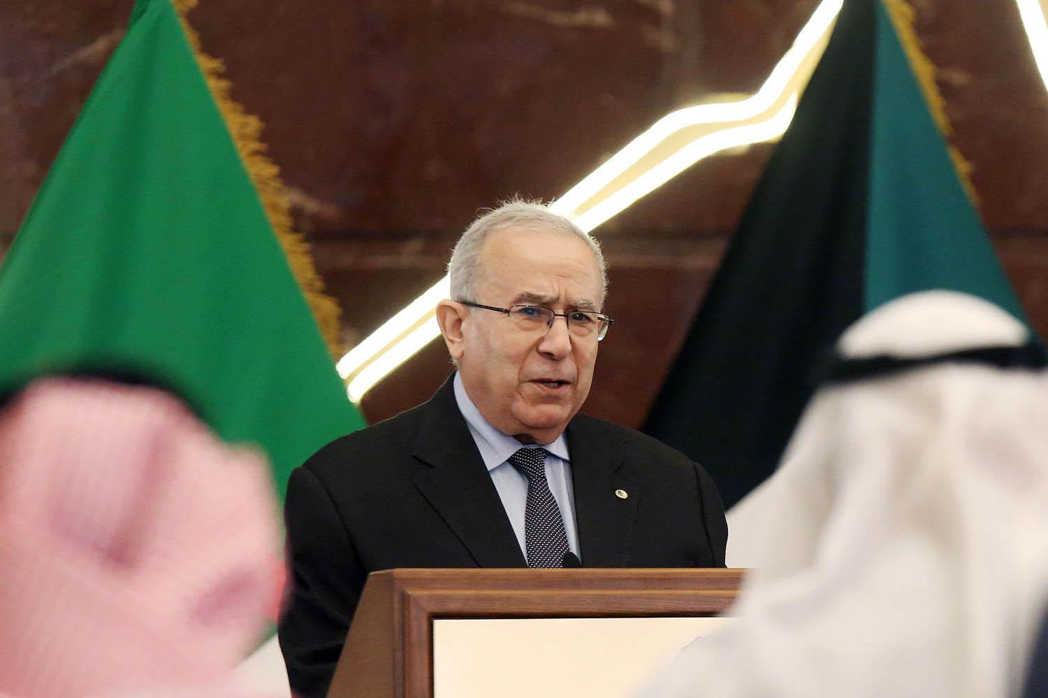 وزير الخارجية الجزائري رمطان لعمامرة في مؤتمر صحفي في الكويت