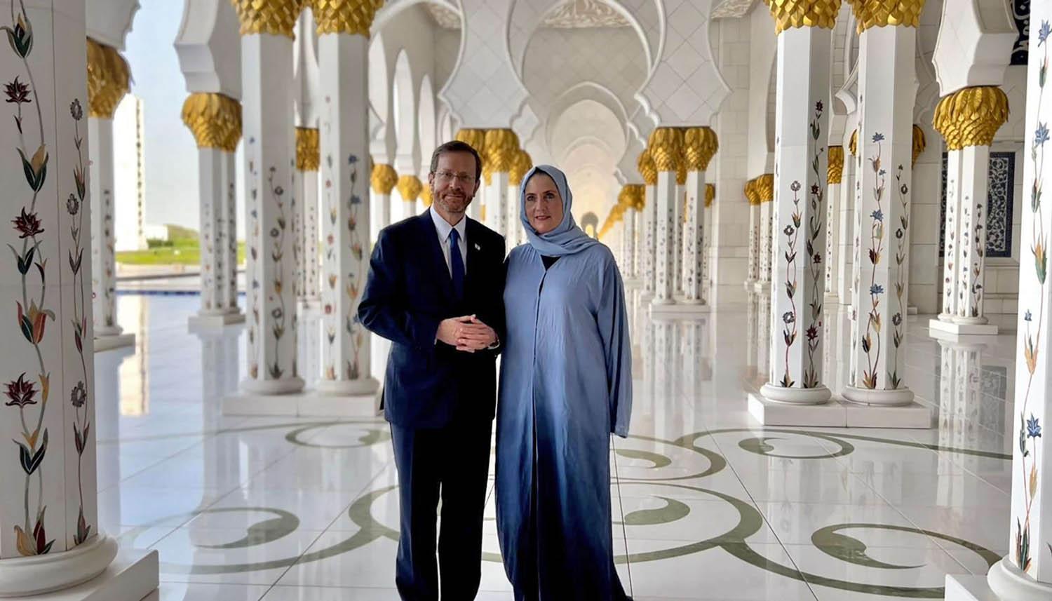 الرئيس الإسرائيلي اسحق هيرتزوغ وزوجته في زيارة لجامع الشيخ زايد في أبوظبي