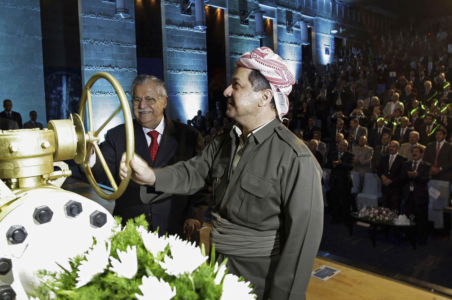 الرئيسان الكردي مسعود بارزاني والعراقي الراحل جلال طالباني في حفل تدشين خط الانابيب نحو تركيا (2009)