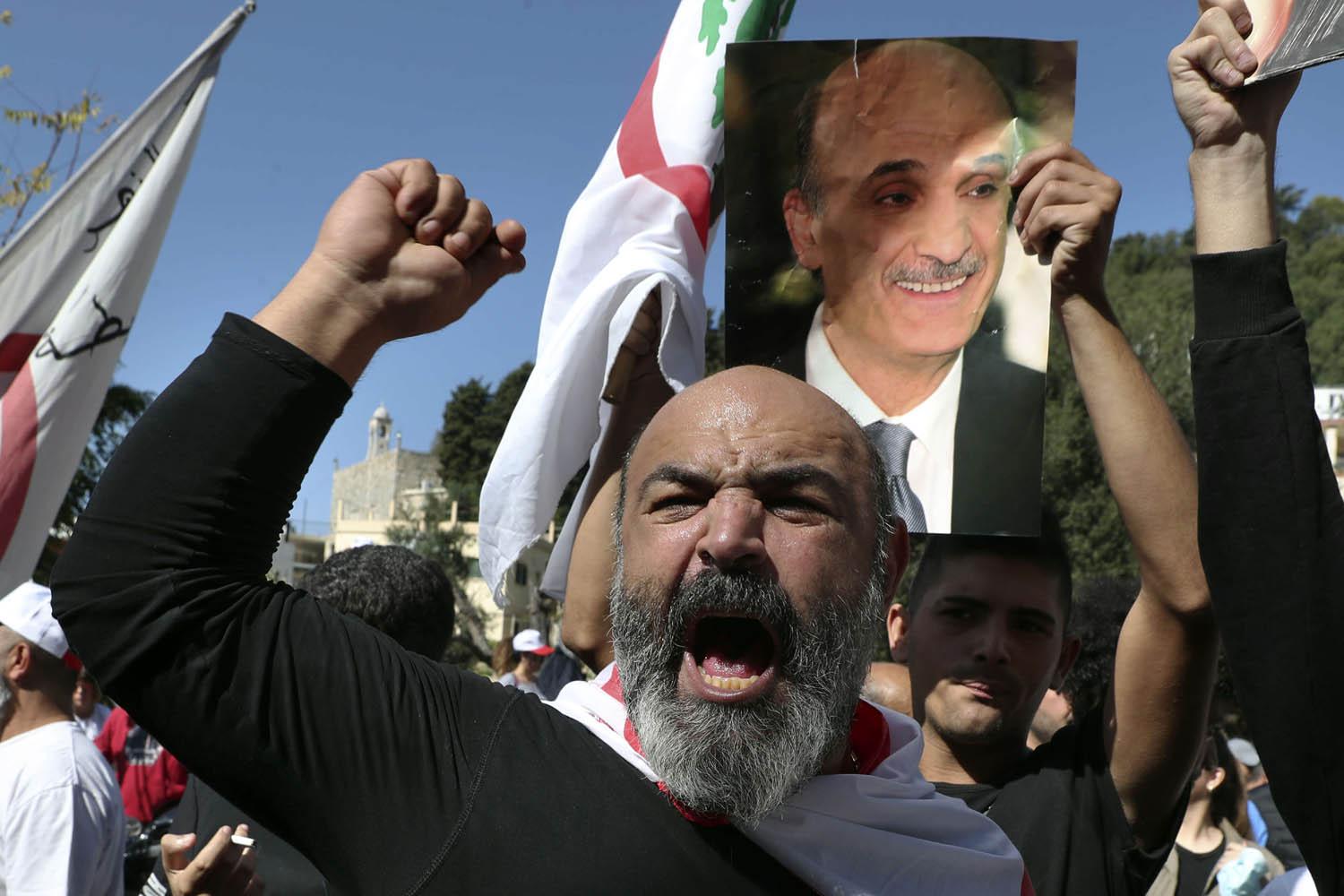ناشطون من القوات اللبنانية يتظاهرون دعما لسمير جعجع