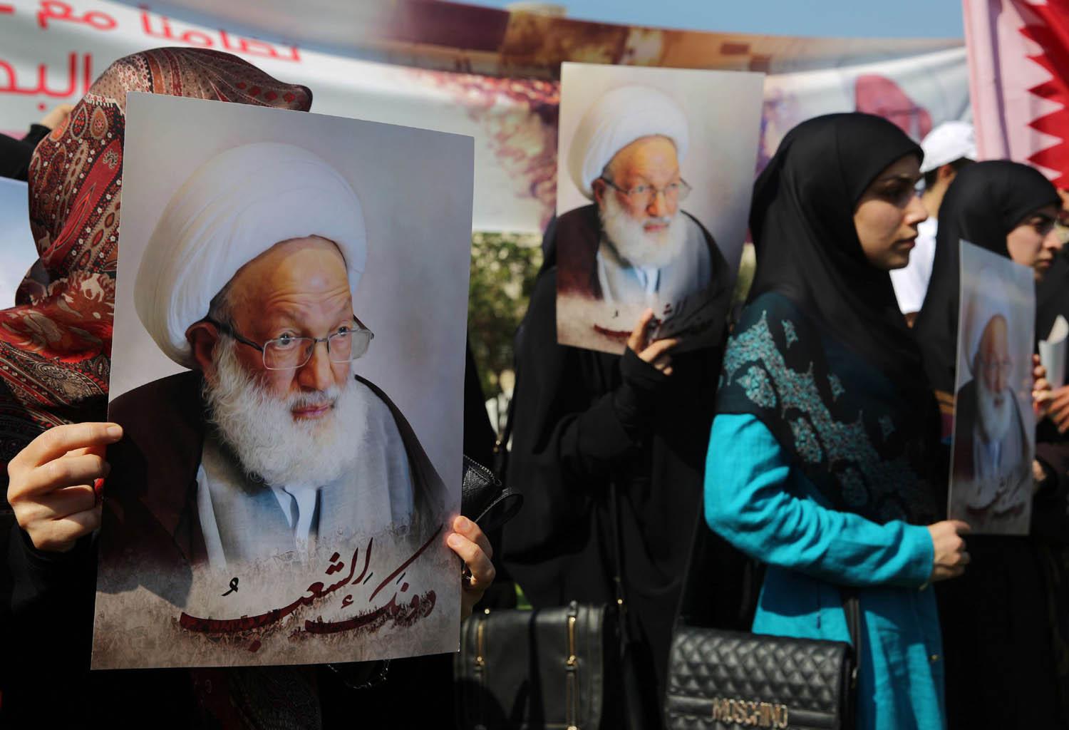ناشطات من حزب الله يتظاهرن تأييدا لمعارض البحريني آية الله عيسى قاسم