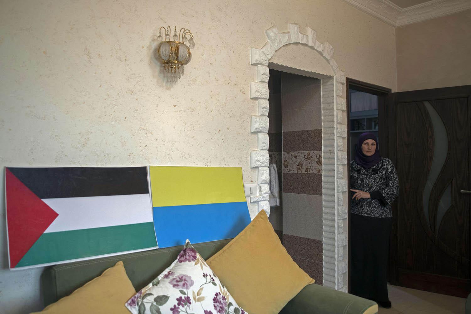 اسرة في غزة ترفع العلمين الفلسطيني والأوكراني