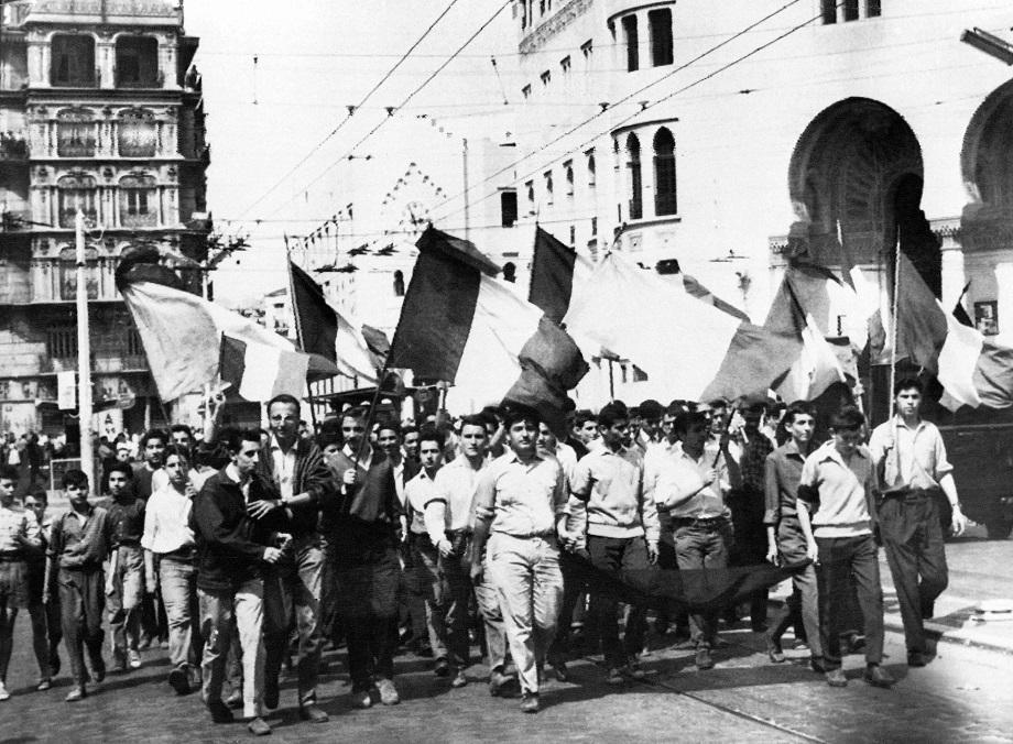 قال الشاعر ابراهيم فوق الثرى