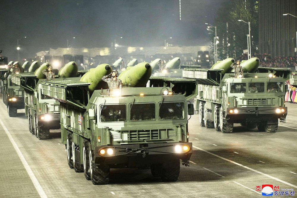 كوريا الشمالية تستعرض قوتها في غمرة توترات خطيرة بين موسكو والغرب