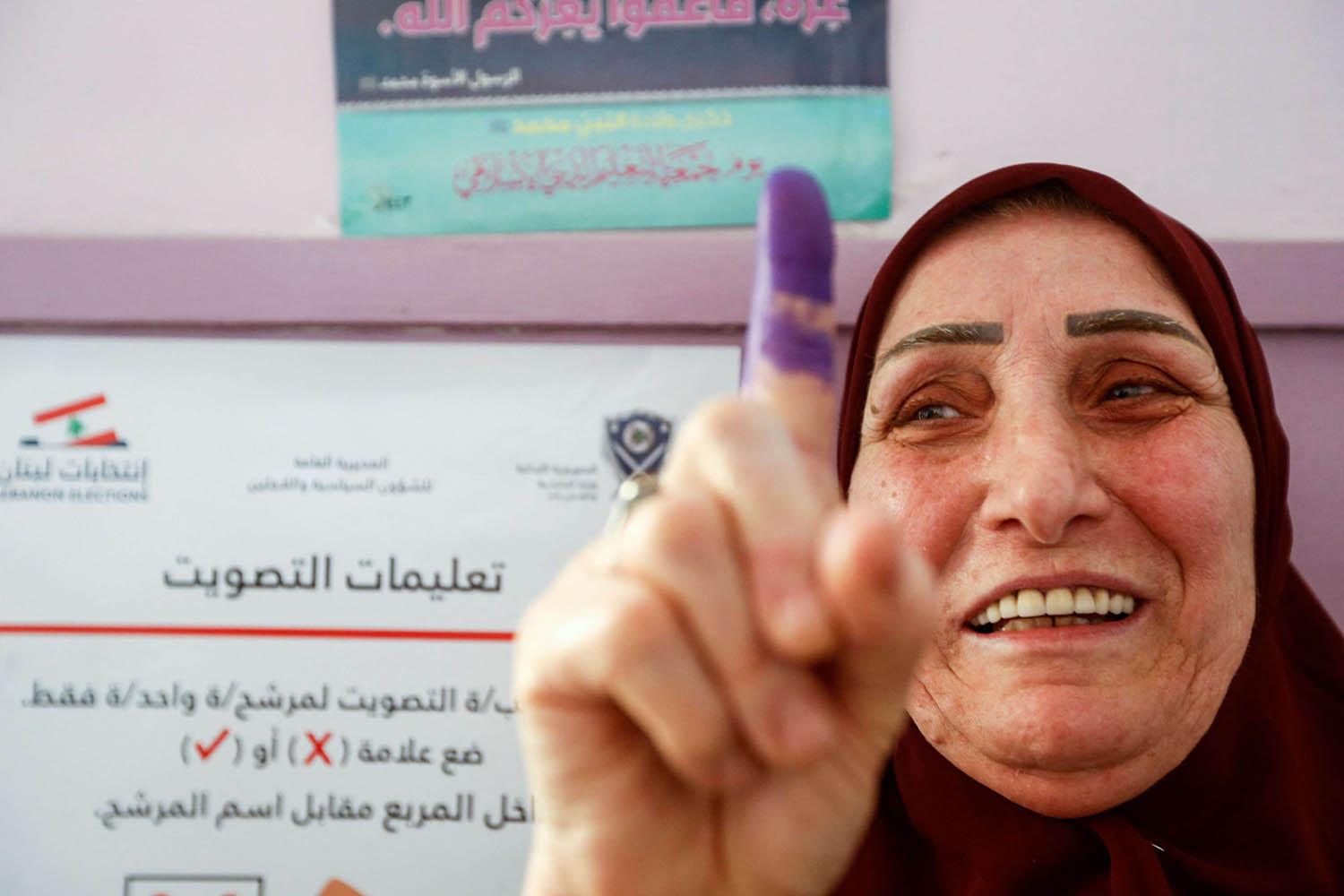 لبنانية تعرض الحبر على اصبعها بعد التصويت في الانتخابات