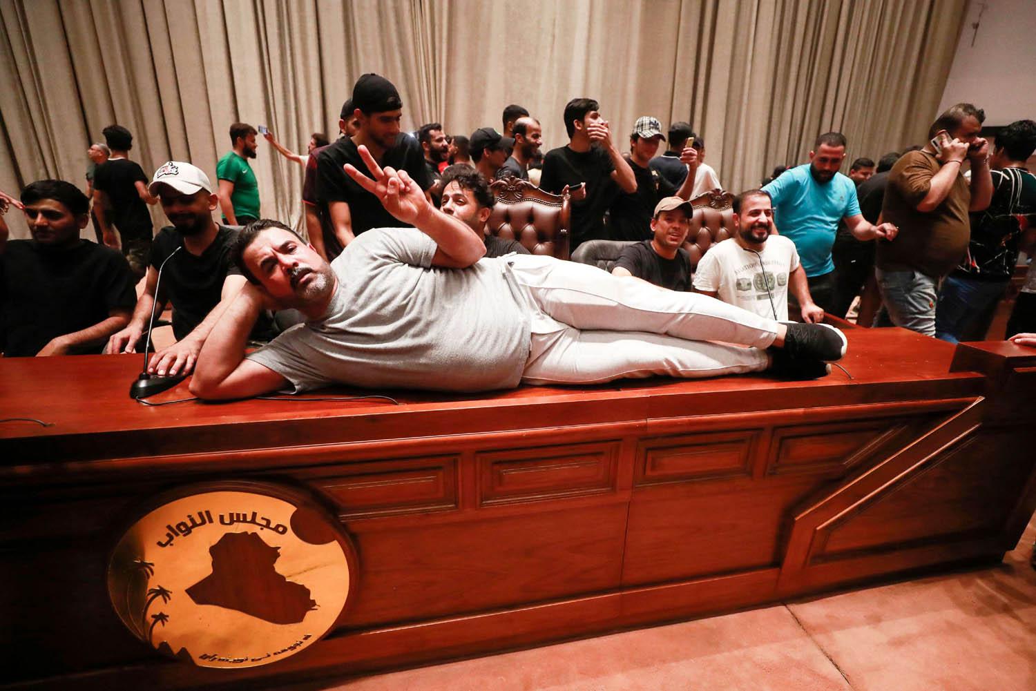 ناشطون صدريون في مبنى البرلمان العراقي