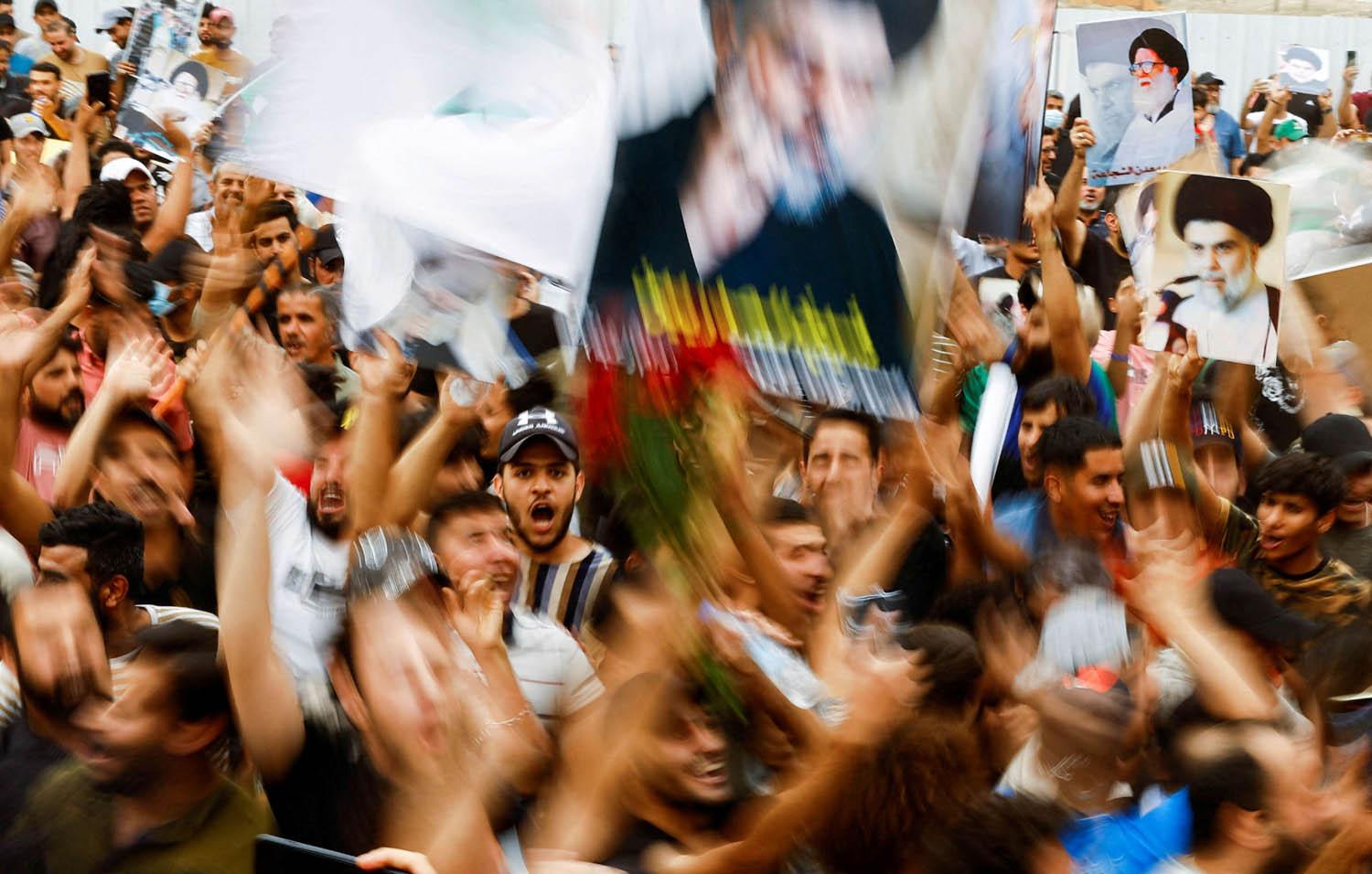 متظاهرون عراقيون مؤيدون لمقتدى الصدر