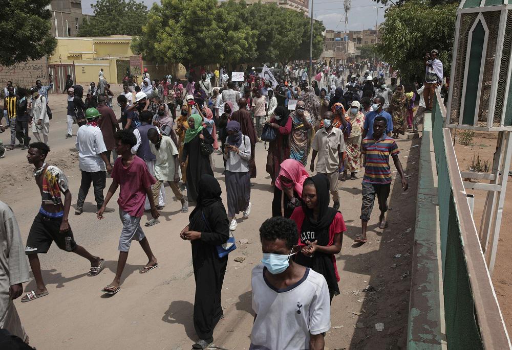 معركة لي الأذرع بين الجيش والمحتجين تضع السودان على حافة الانهيار